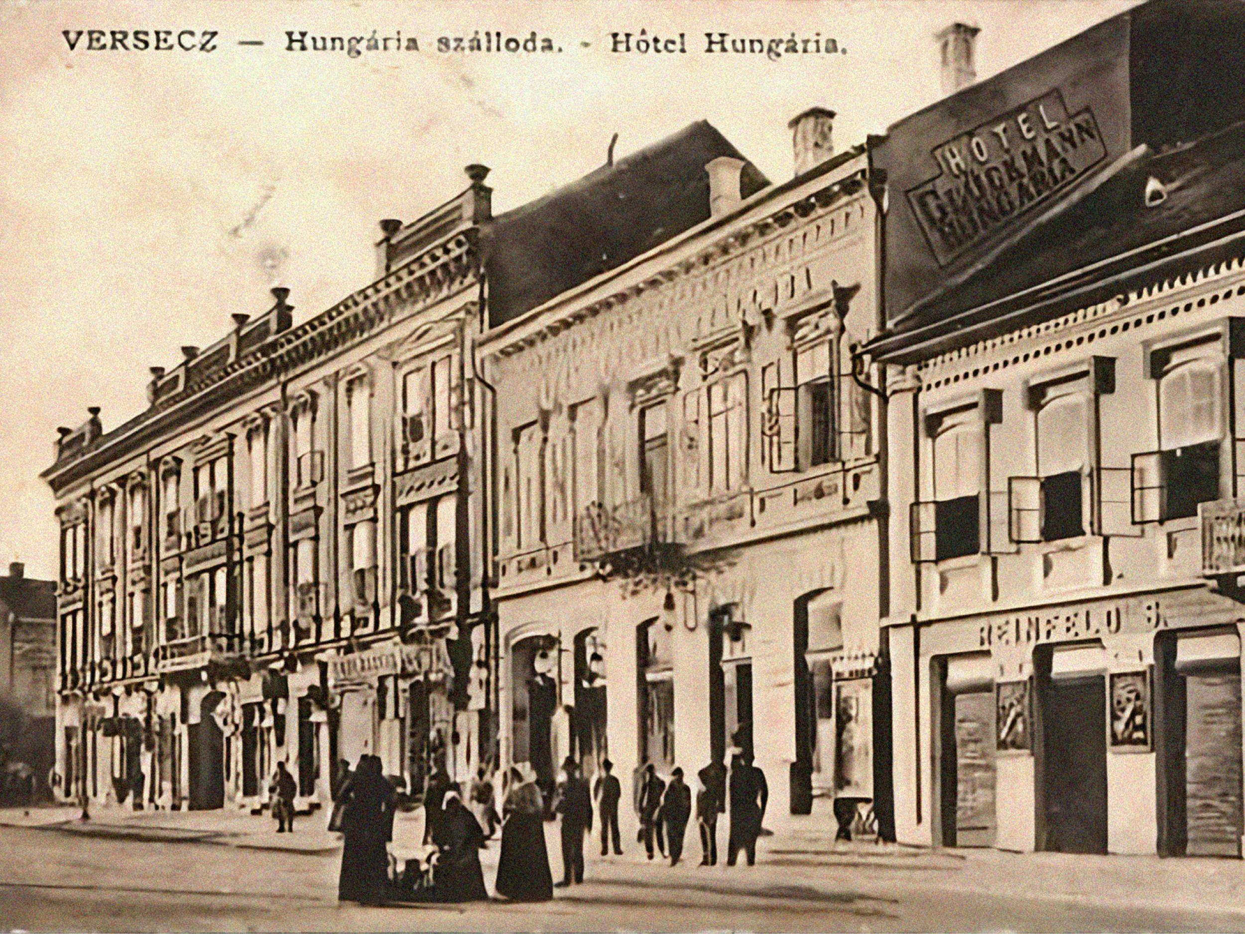 Razglednica iz mesta Vršac. V ozadju pročelja stavb, spredaj na cesti ljudje.