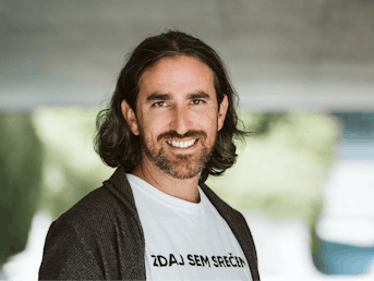 Portret Noaha Charneya