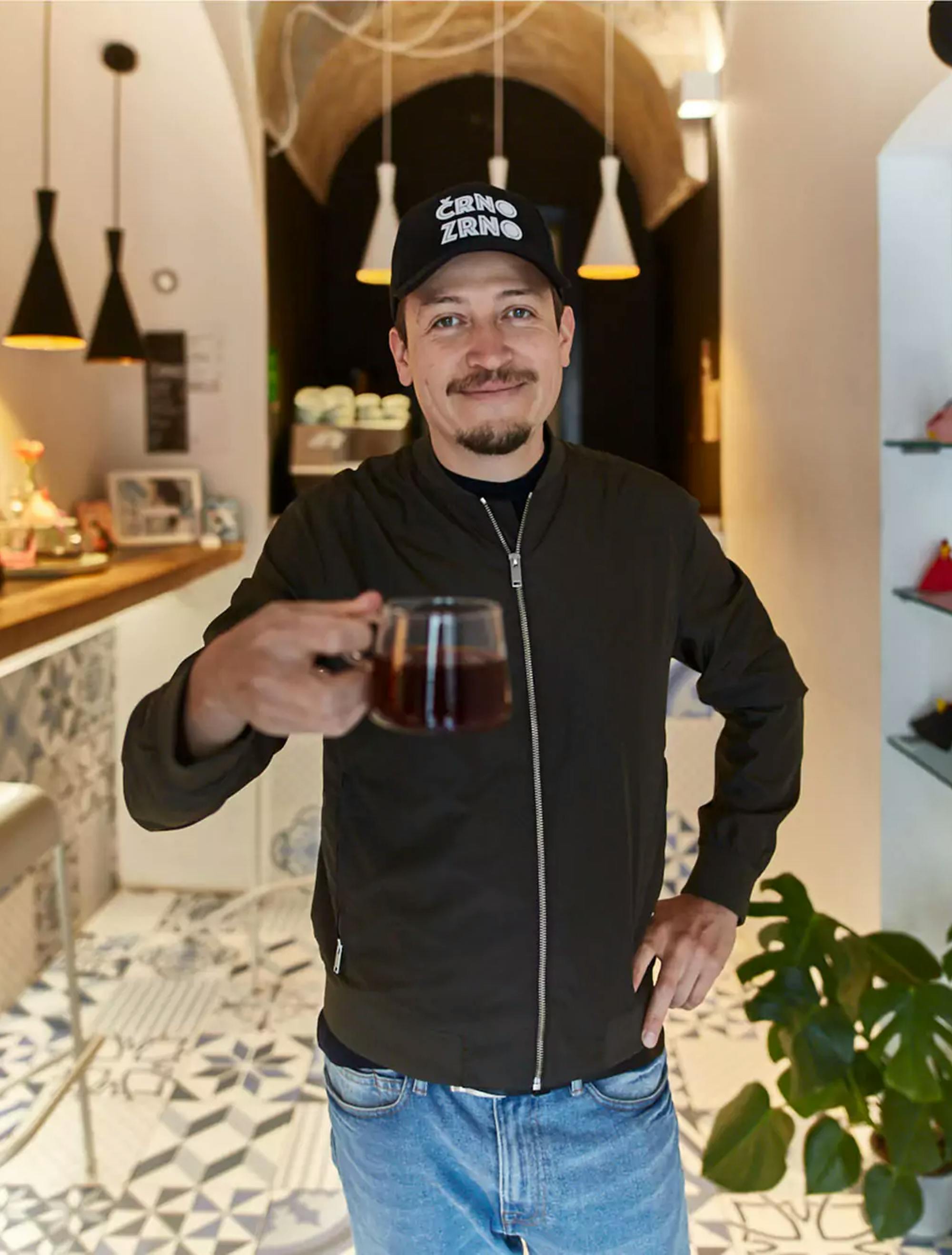 Alexander Niño Ruiz s skodelico kave v rokah