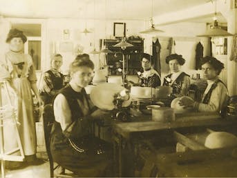 Starejša fotografija žensk, ki izdelujejo slamnike