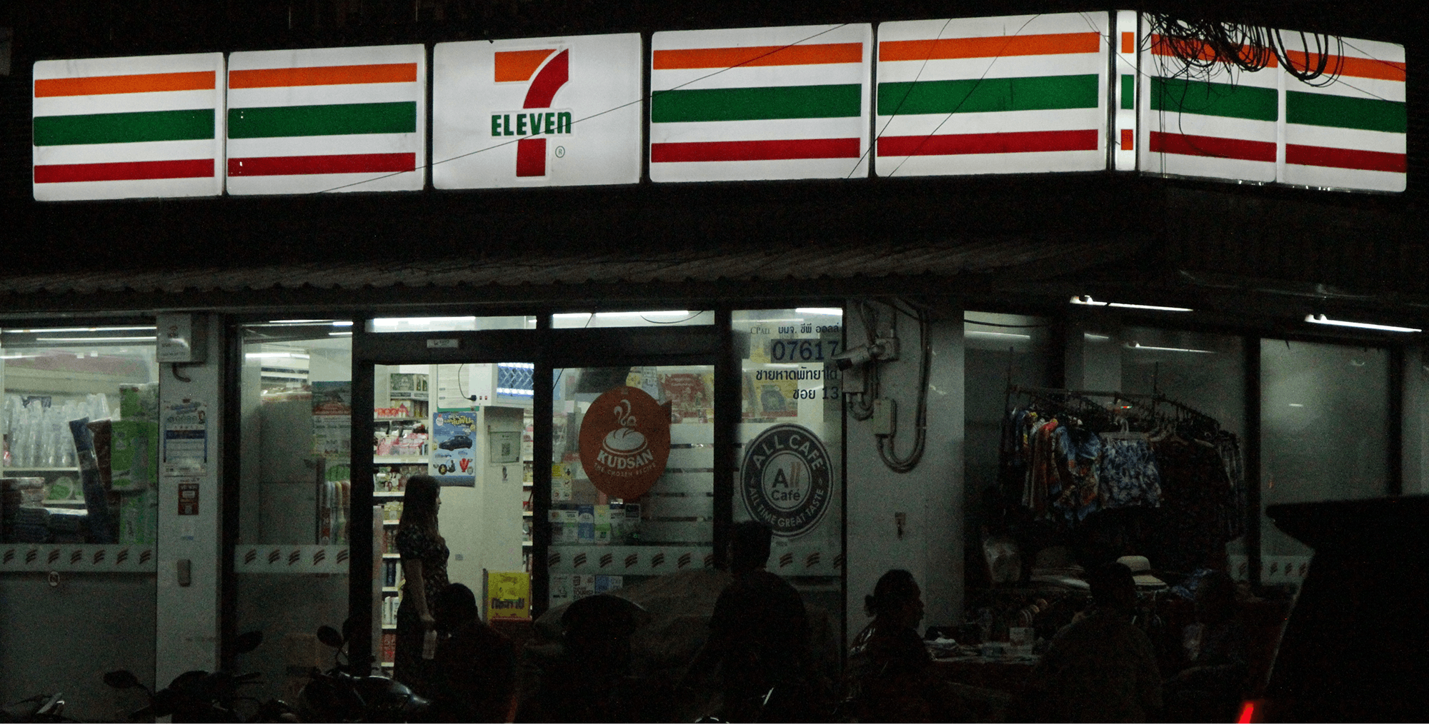 Nočna fotografija osvetljene trgovine 7eleven