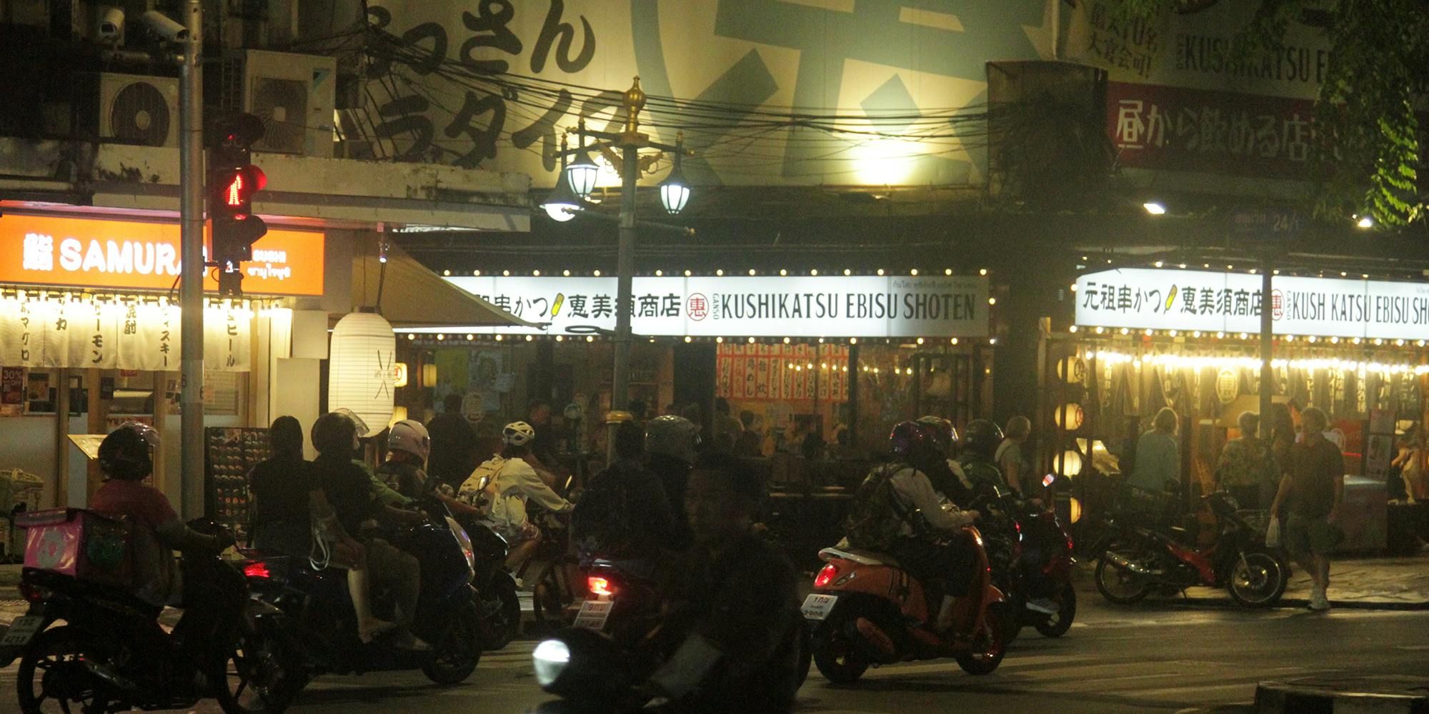Nočna fotografija skupine motoristov
