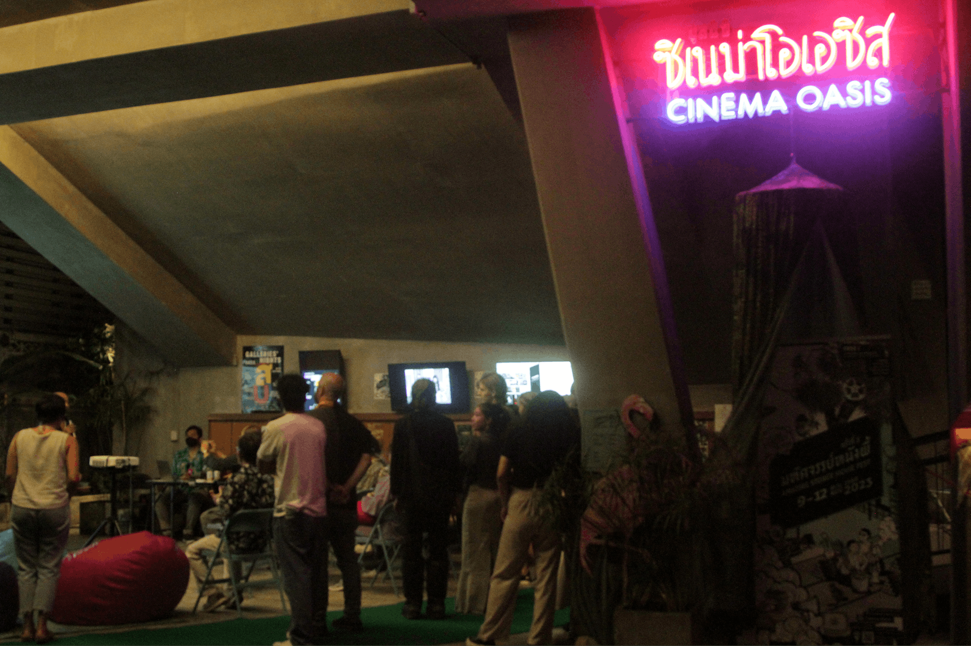 Stavba z neonskim napisom Cinema Oasis