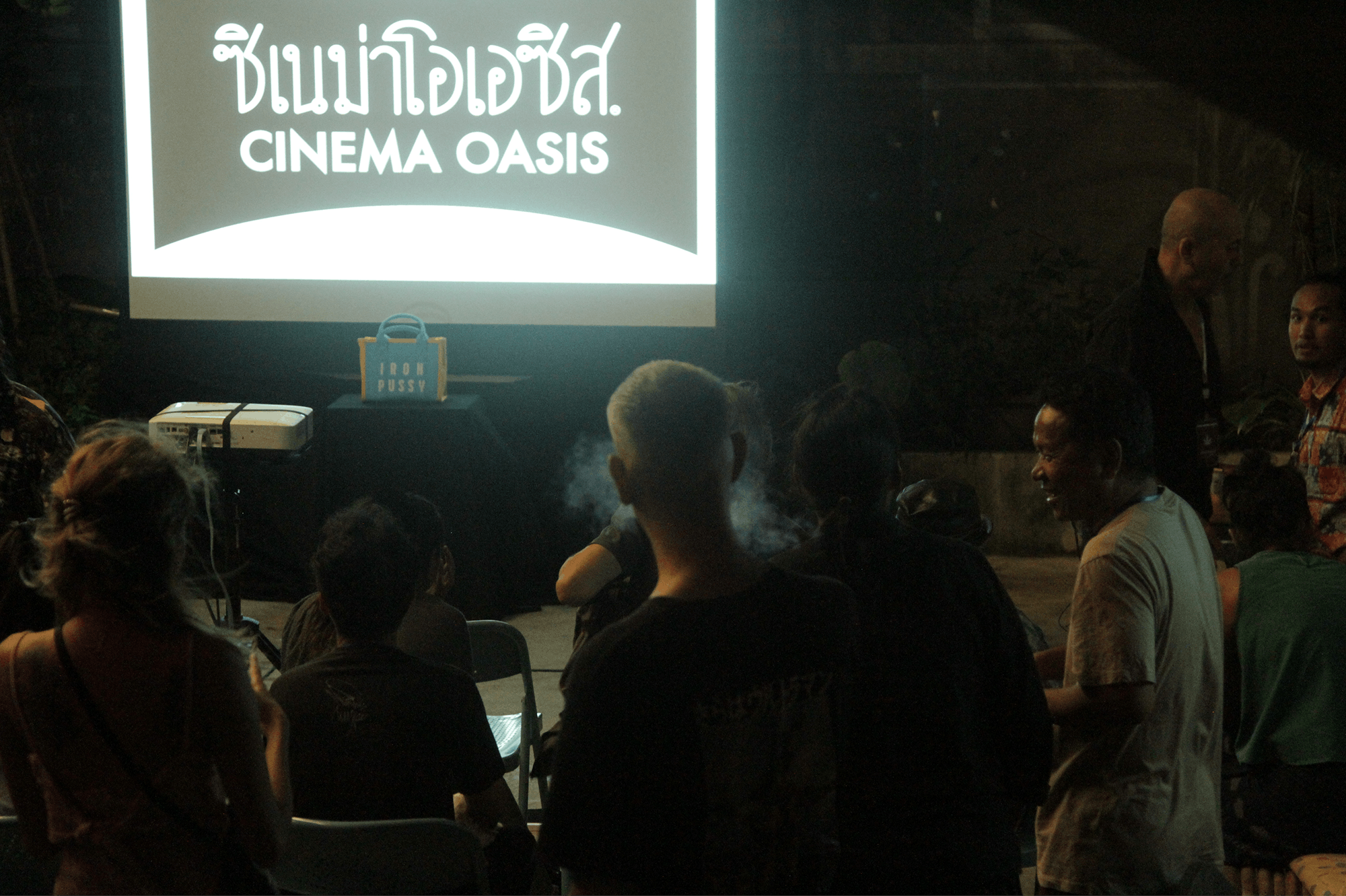 Platno z napisom Cinema Oasis