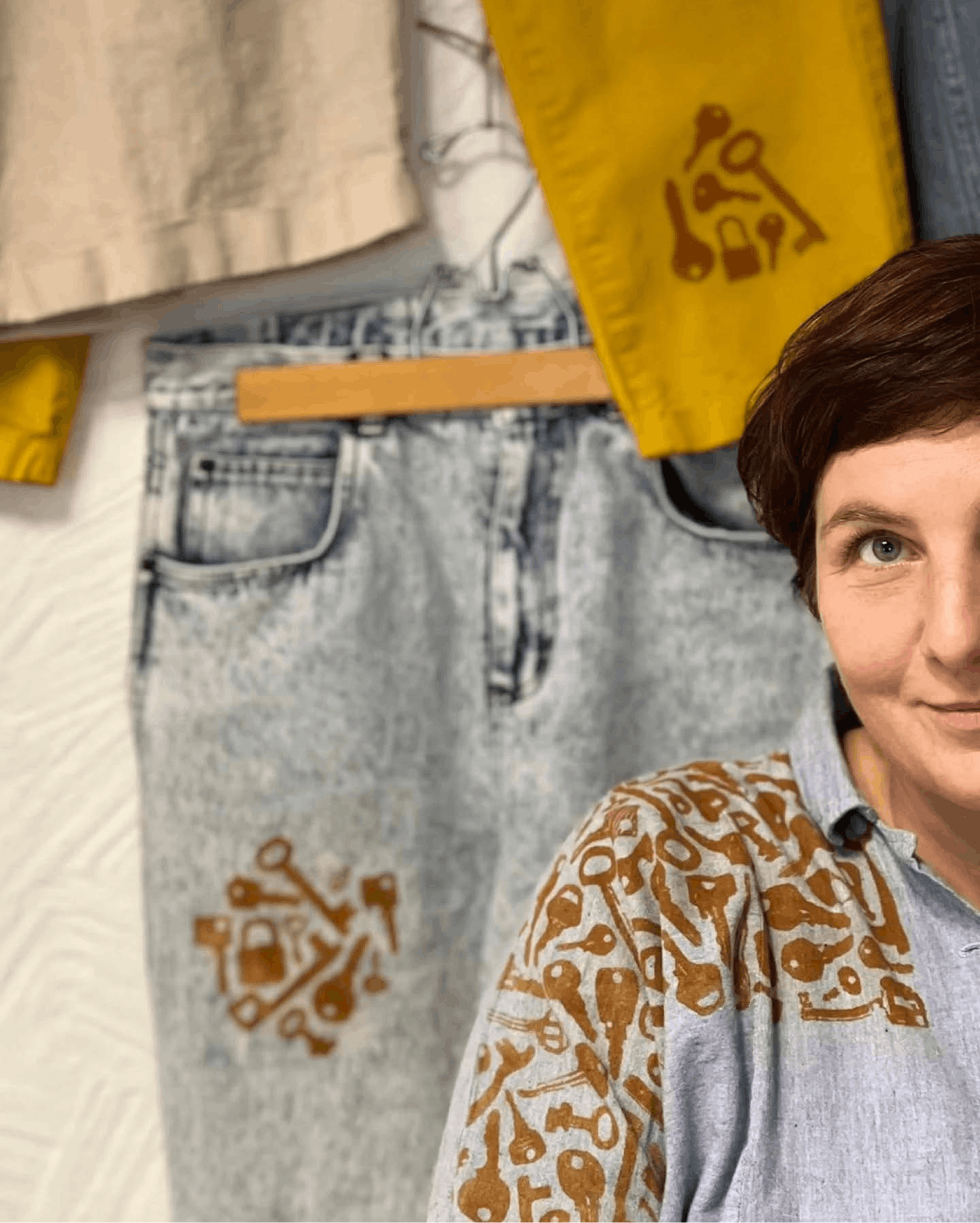 Oblikovalka, fotografirana zraven svojih izdelkov