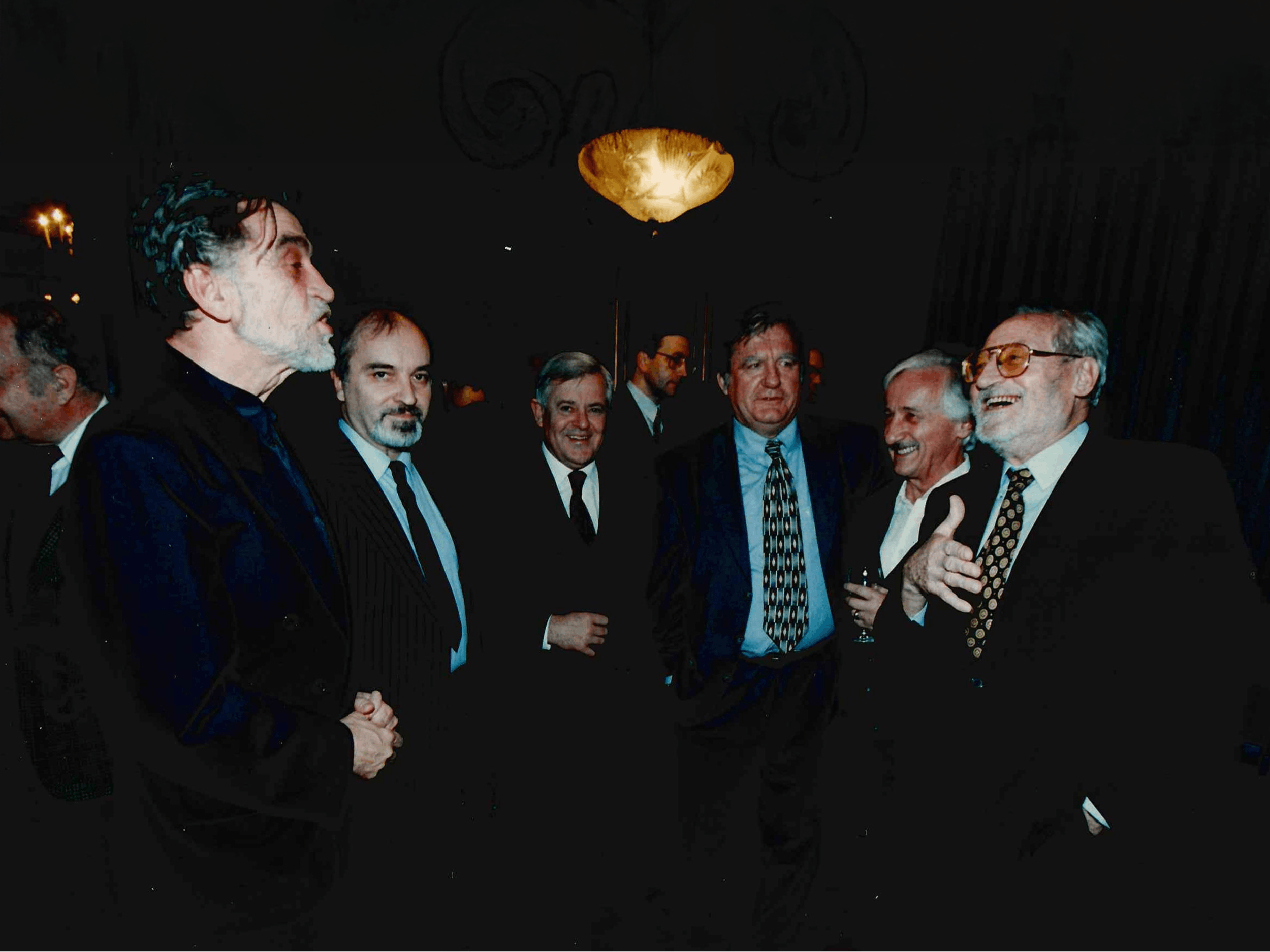 Skupina starejših moških v oblekah