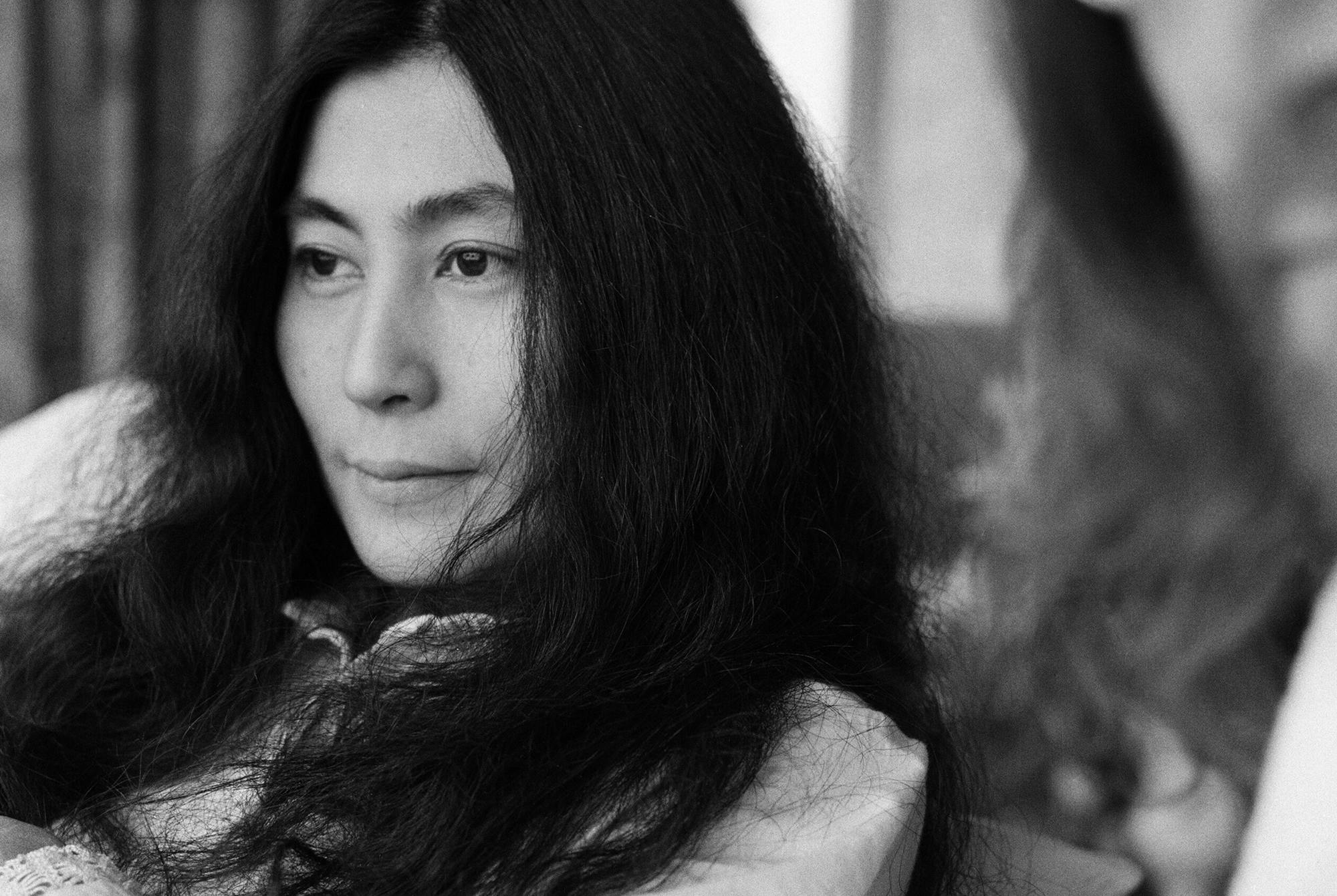 Črno-bela fotografija Yoko Ono