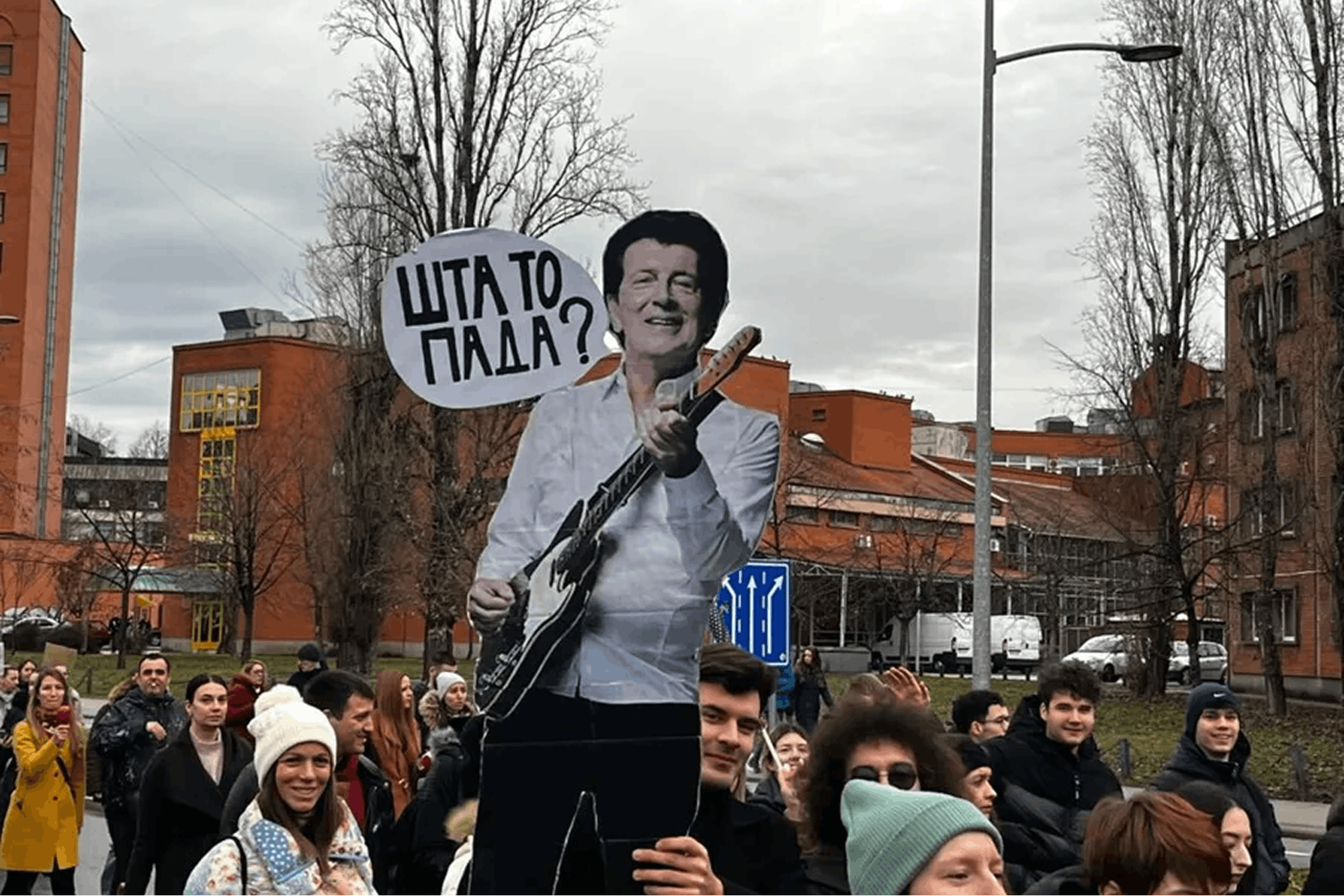 Kartonasti izrezek Bajage na protestu v Srbiji