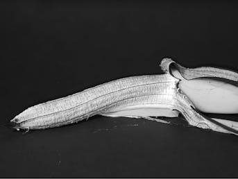 Črno-bela fotografija gnile banane