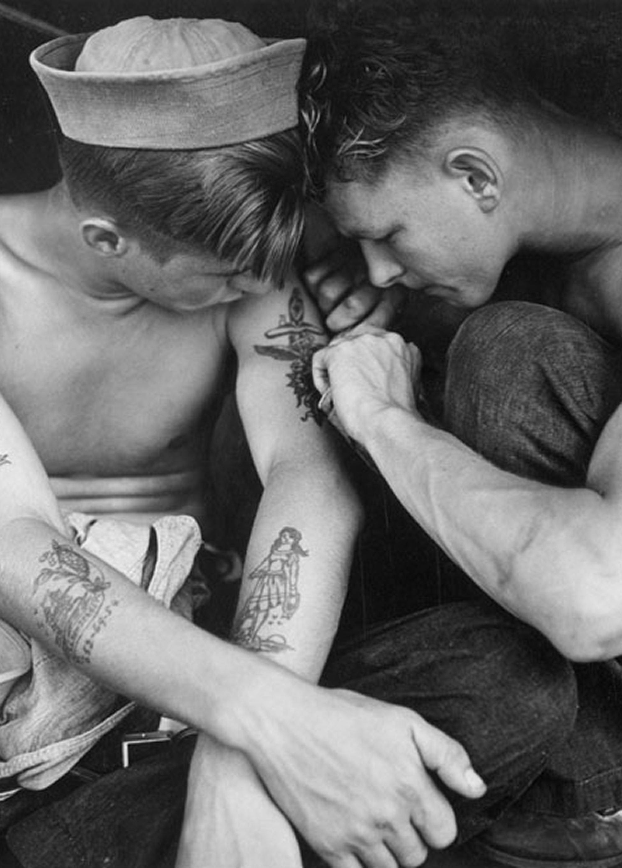 Moški izdeluje tattoo drugemu moškemu