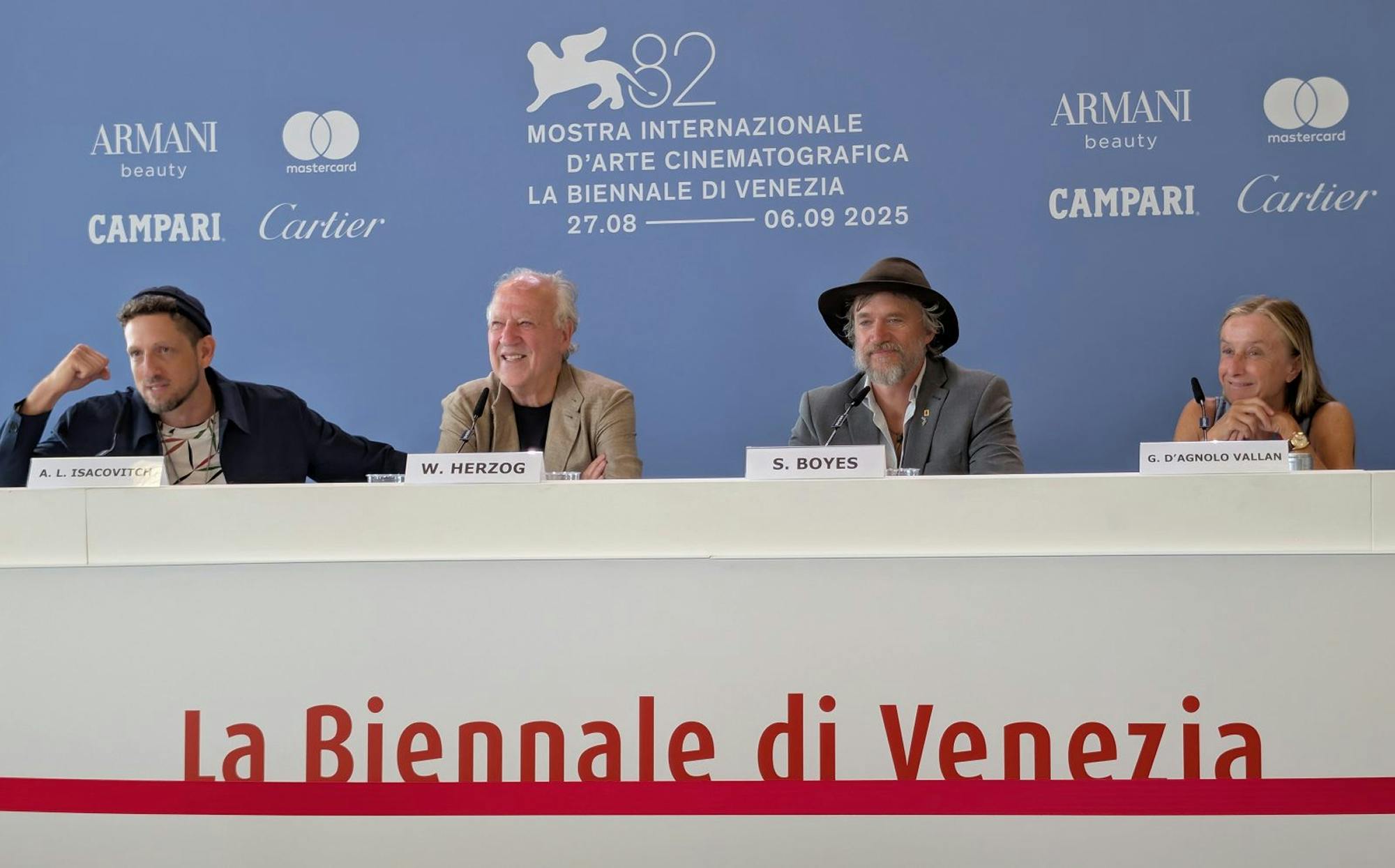 Herzog in ekipa filma na tiskovni konferenci