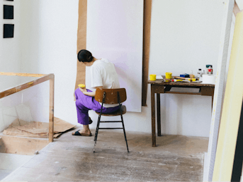 Slikarka med slikanjem v ateljeju