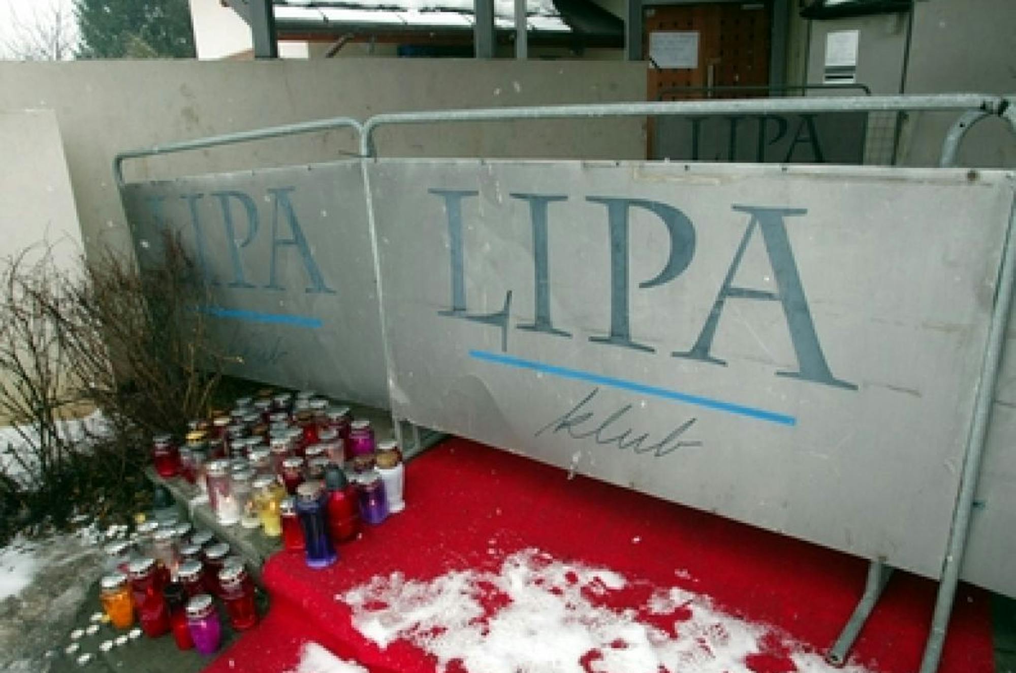 Sveče pred klubom Lipa