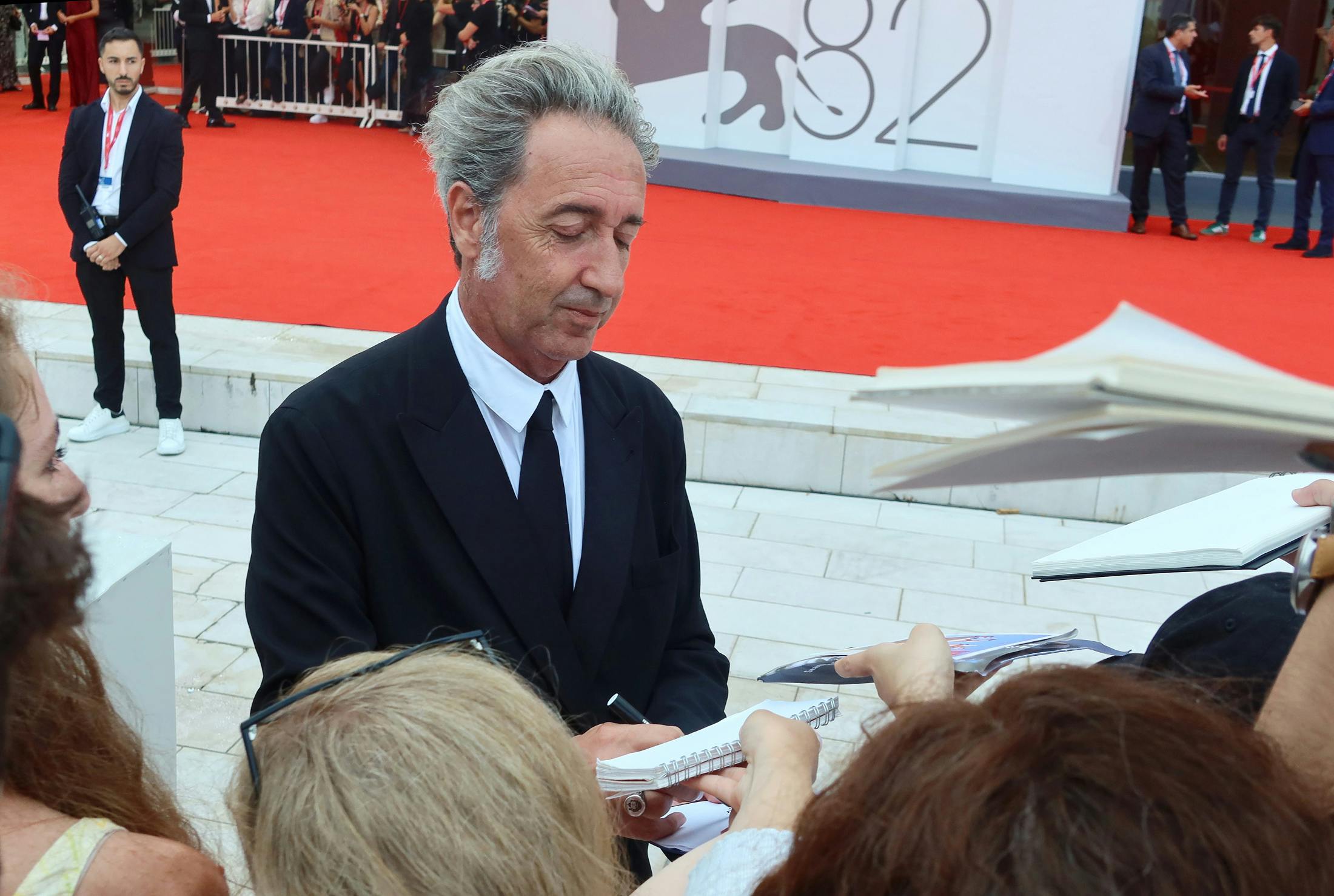 Paolo Sorrentino med dajanjem avtogramov