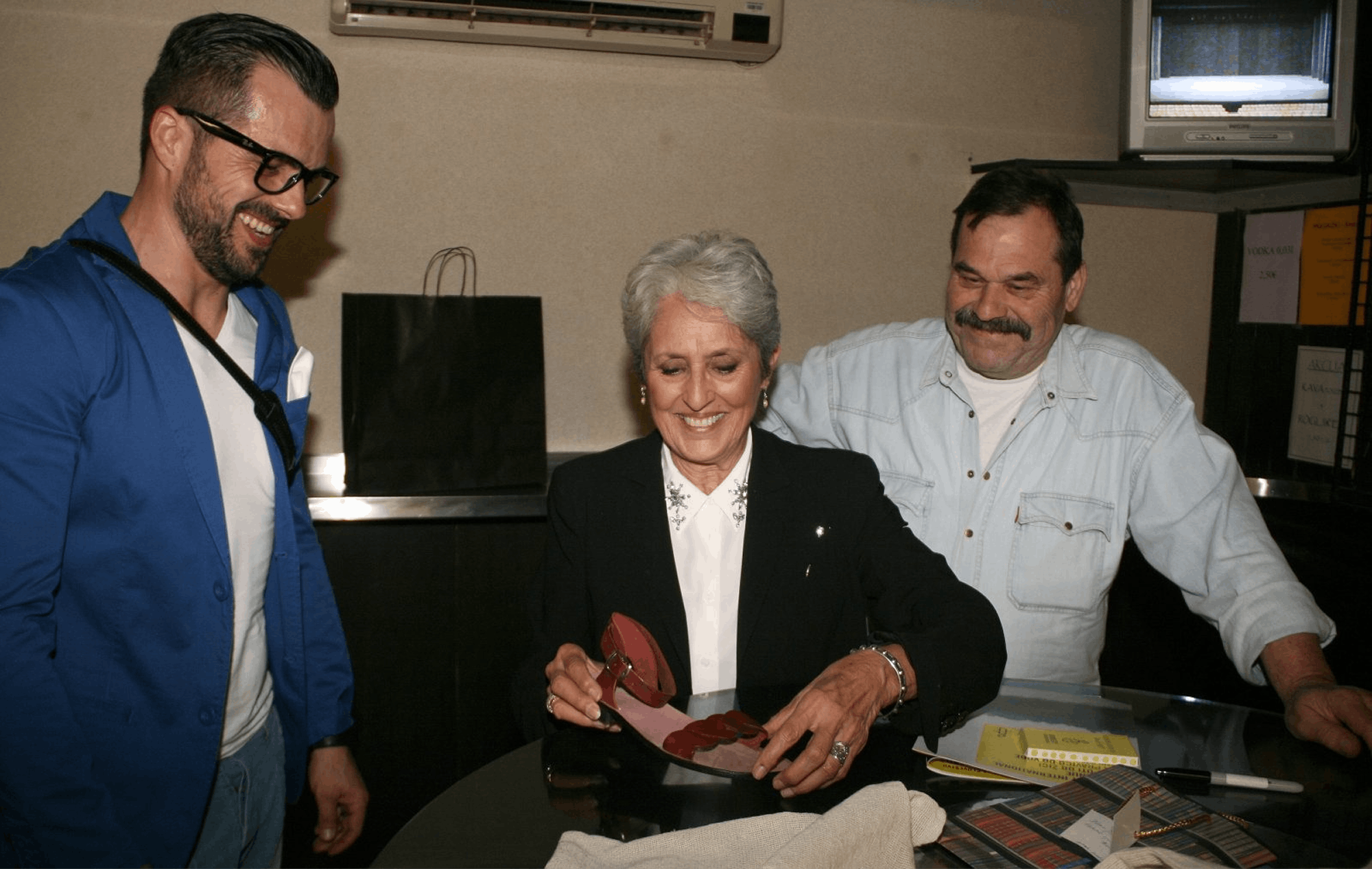 Nasmejana Joan Baez s sandali v rokah