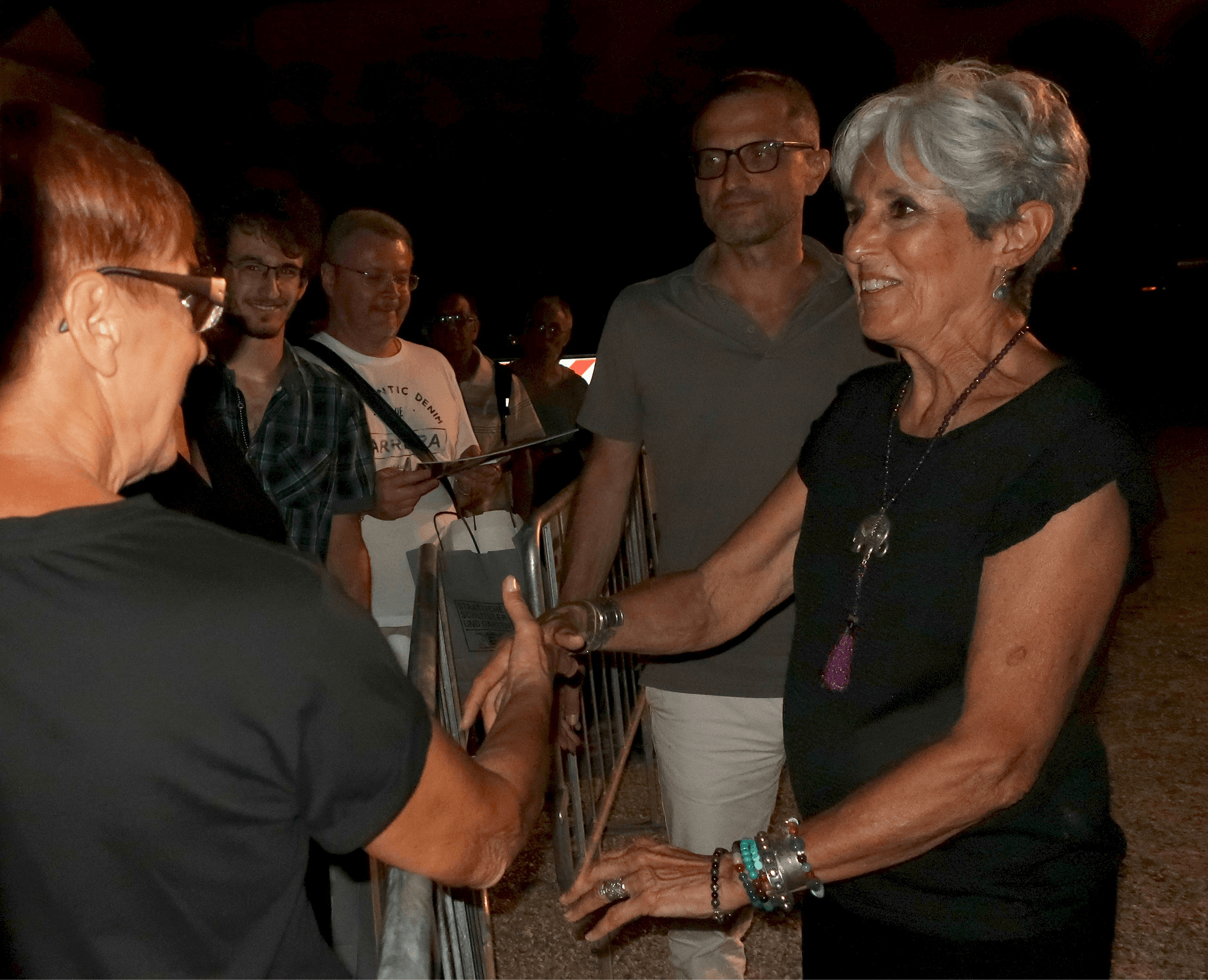 Joan Baez med rokovanjem z ljudmi iz občinstva