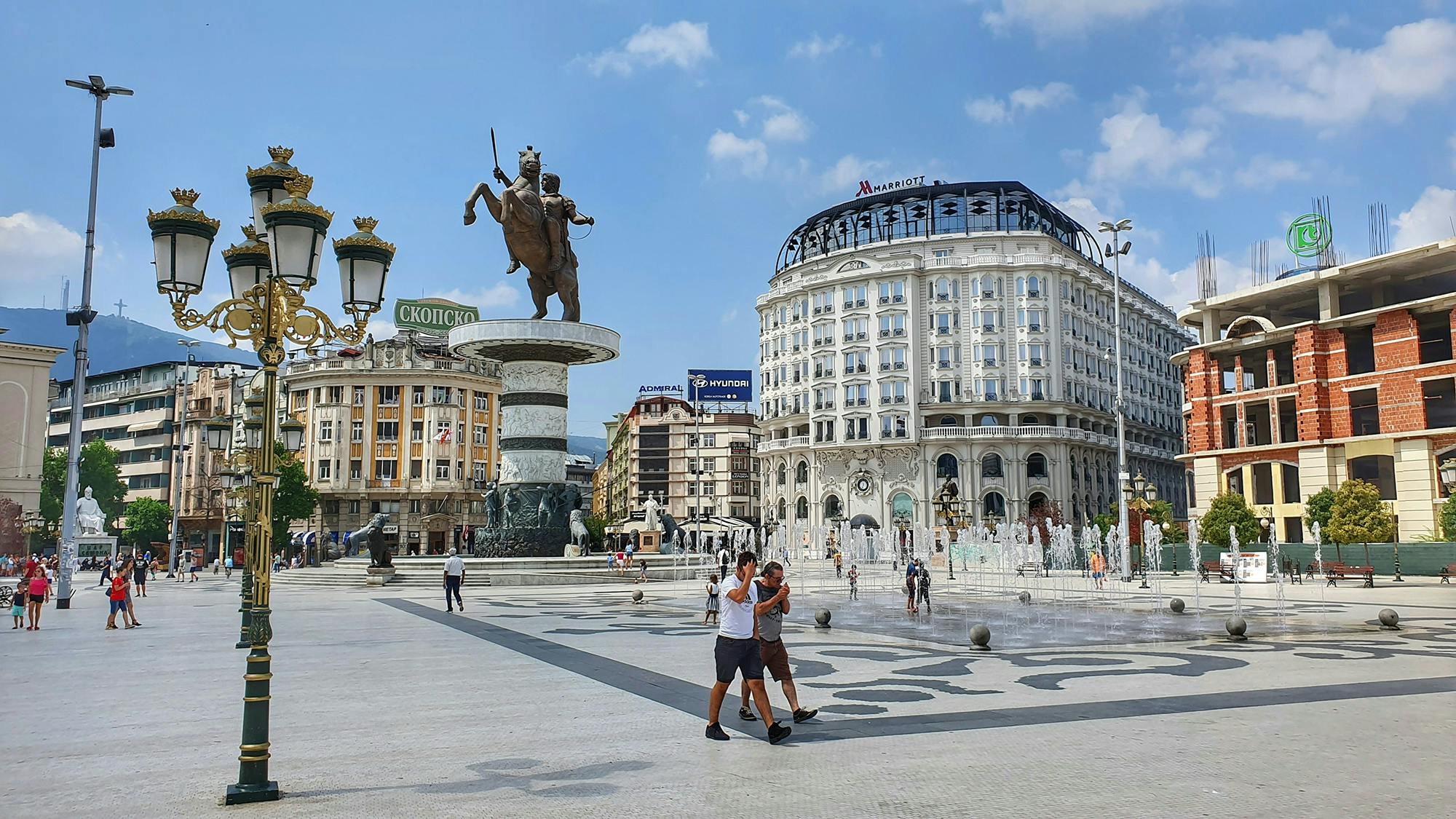 Trg z osrednjim kipom v Makedoniji