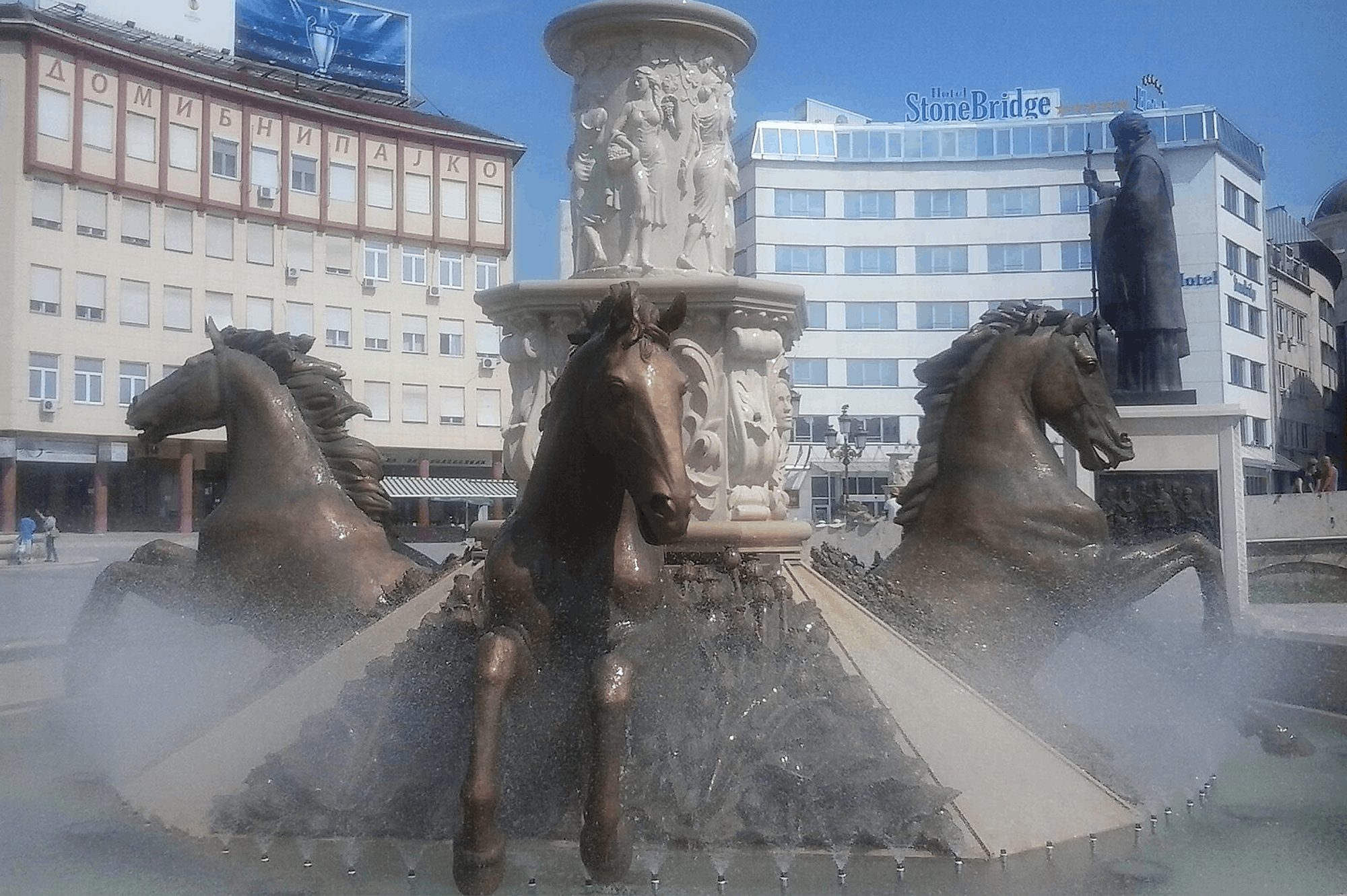 Fontana, ob kateri so kipi konj