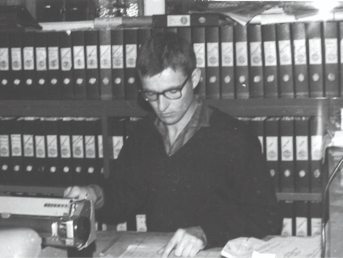 Starejša črno-bela fotografija Staneta Repšeta med delom