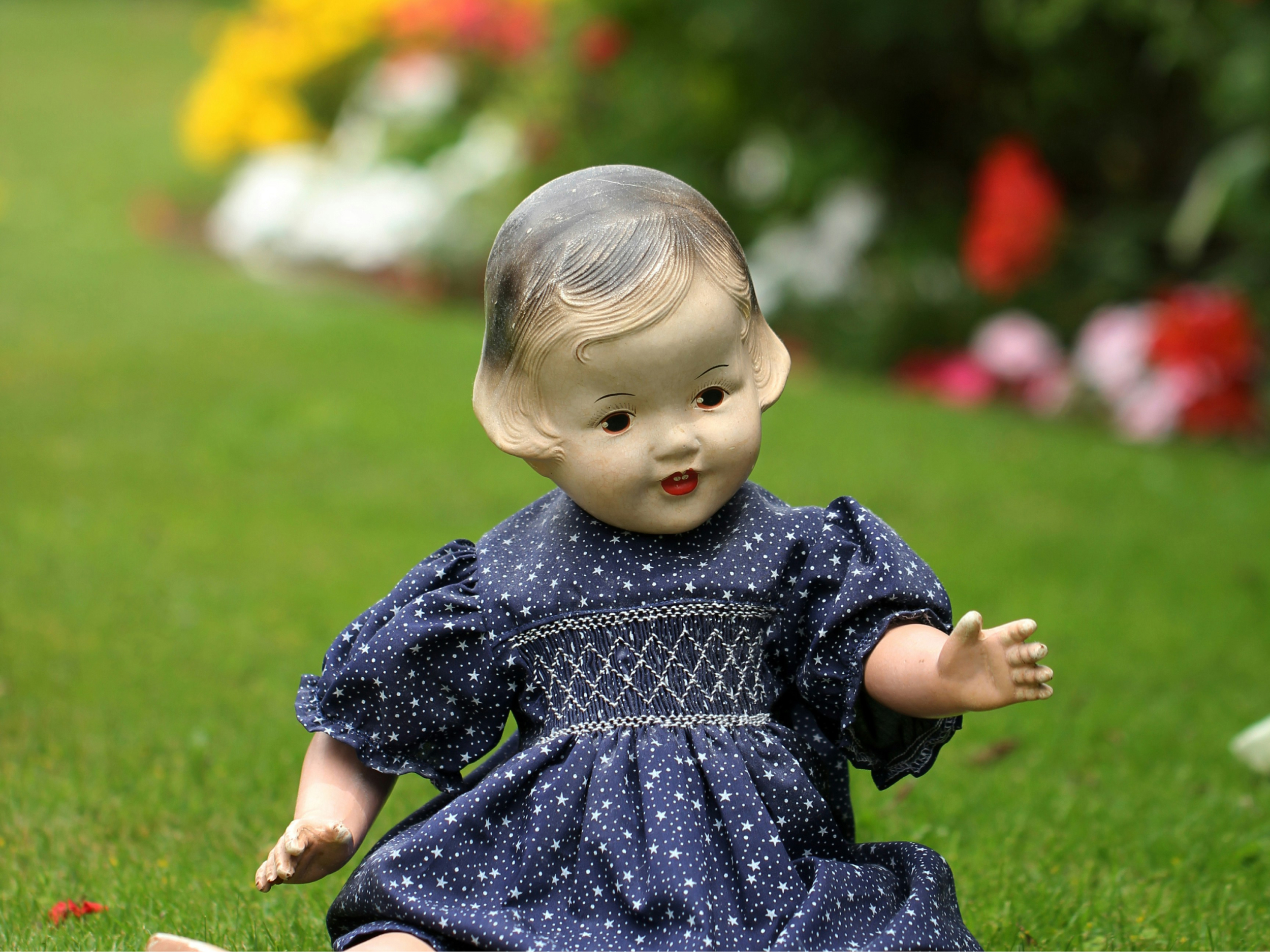 Lutka dekleta v modri obleki