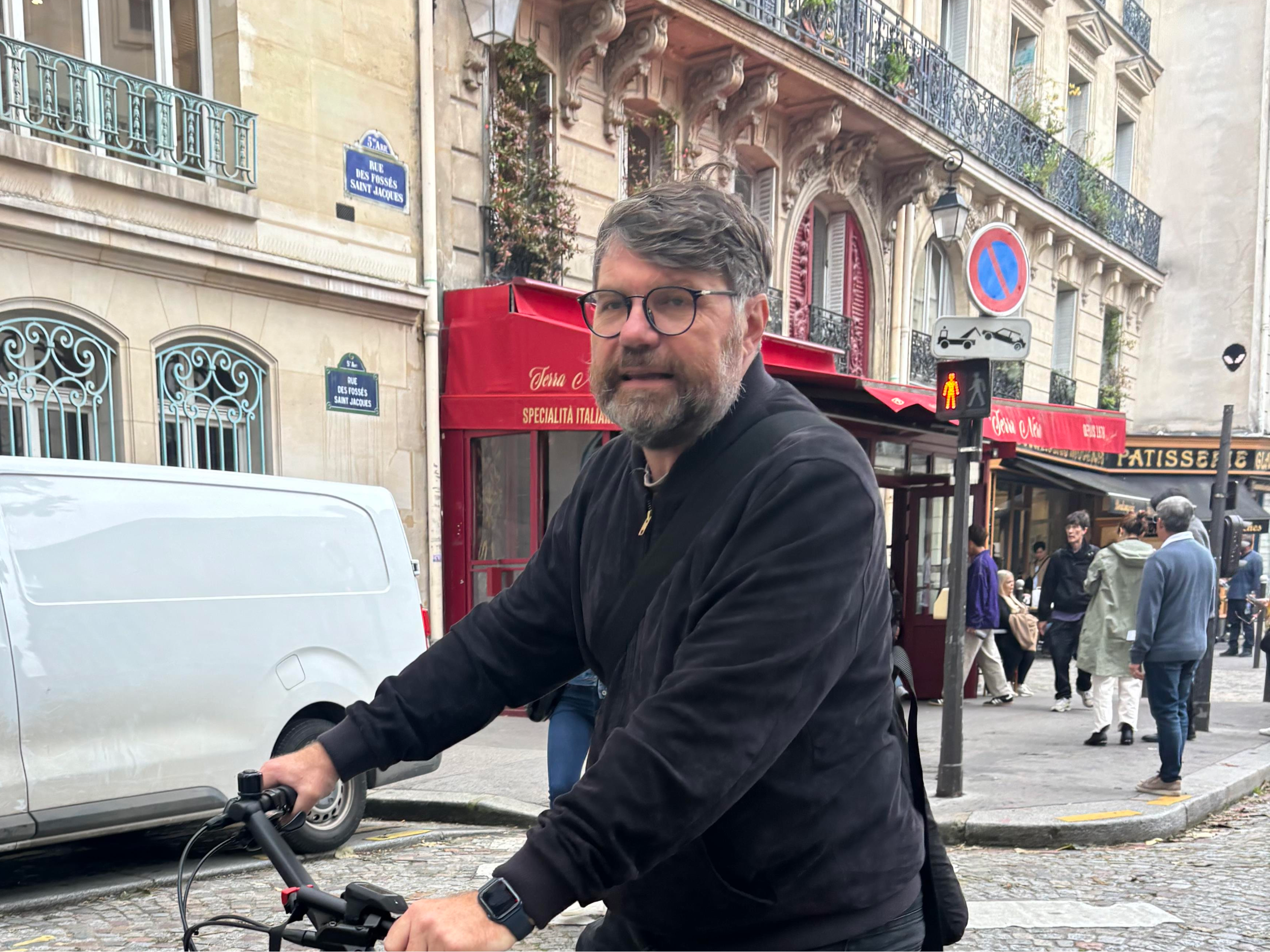 Avtor prispevka v Parizu