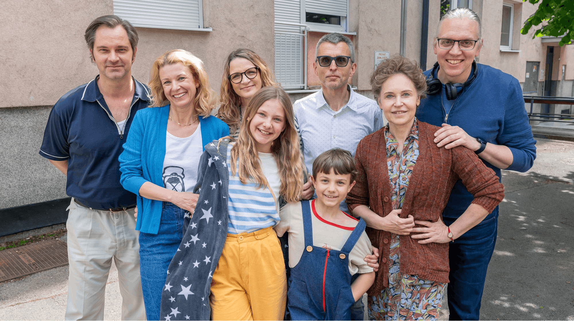 Ekipa filma Belo se pere na devetdeset na snemanju