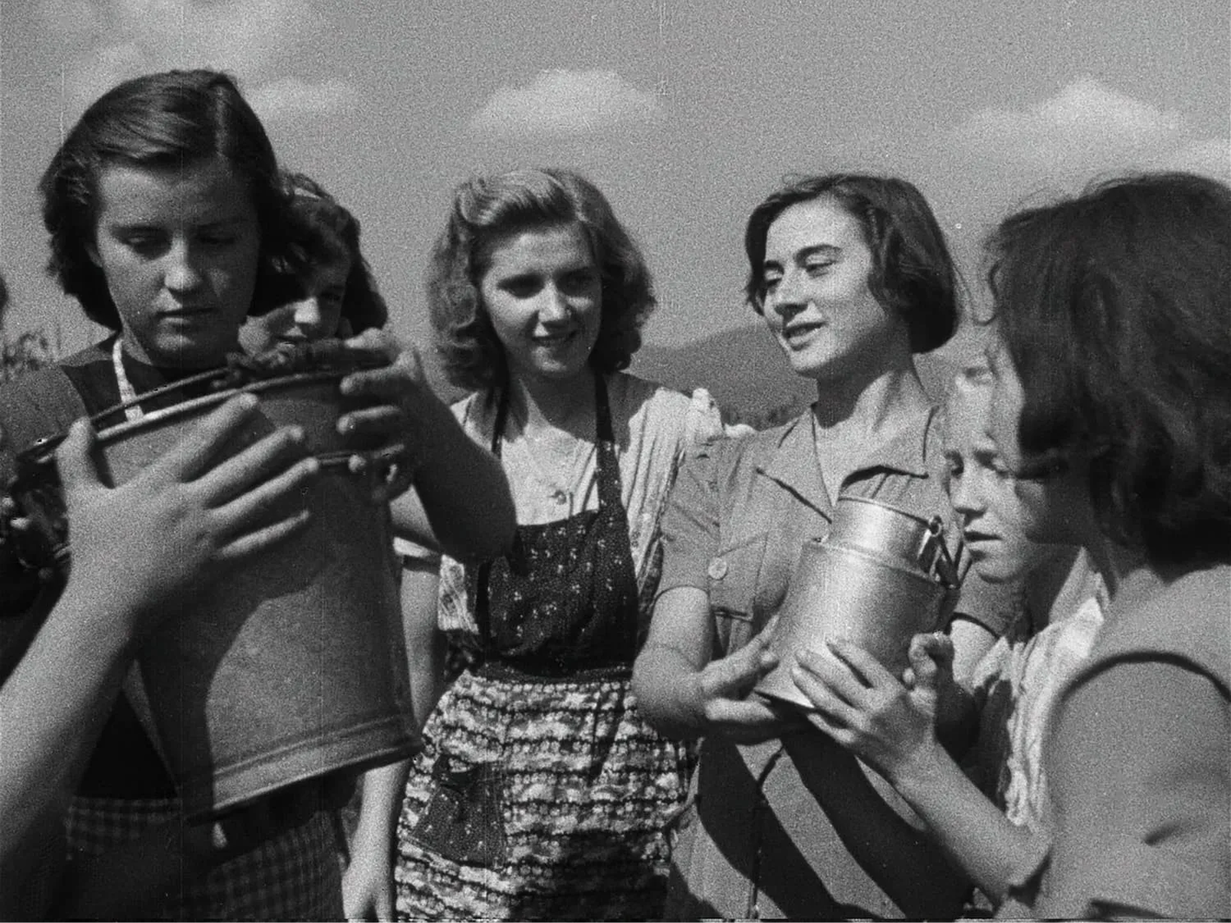 Kader iz filma Mladina gradi