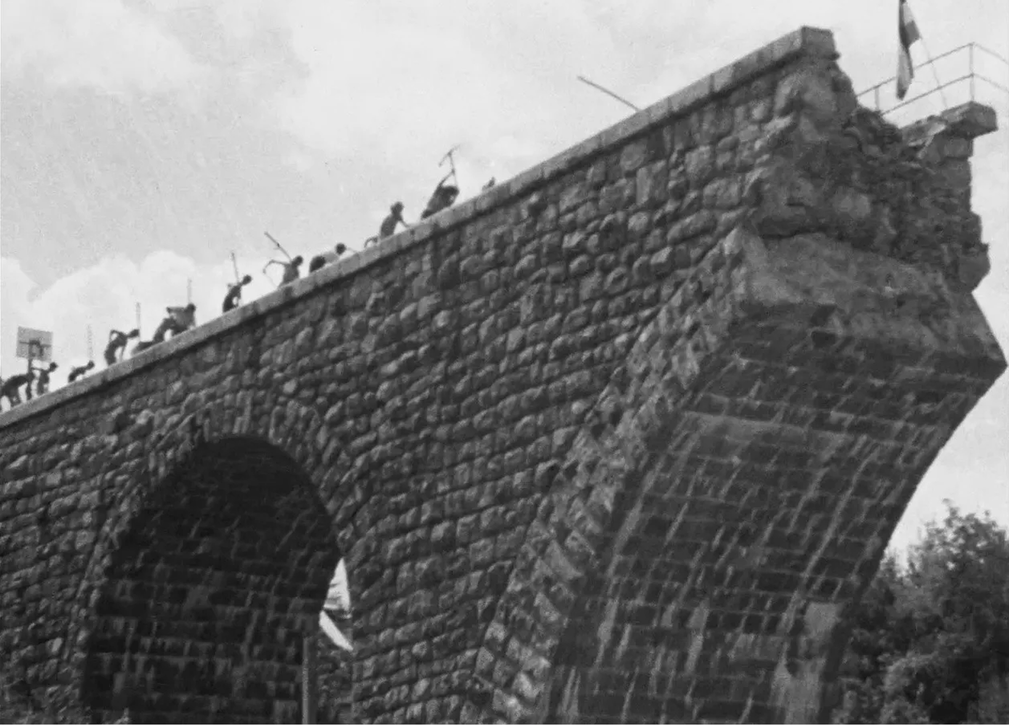 Kader iz filma Mladina gradi