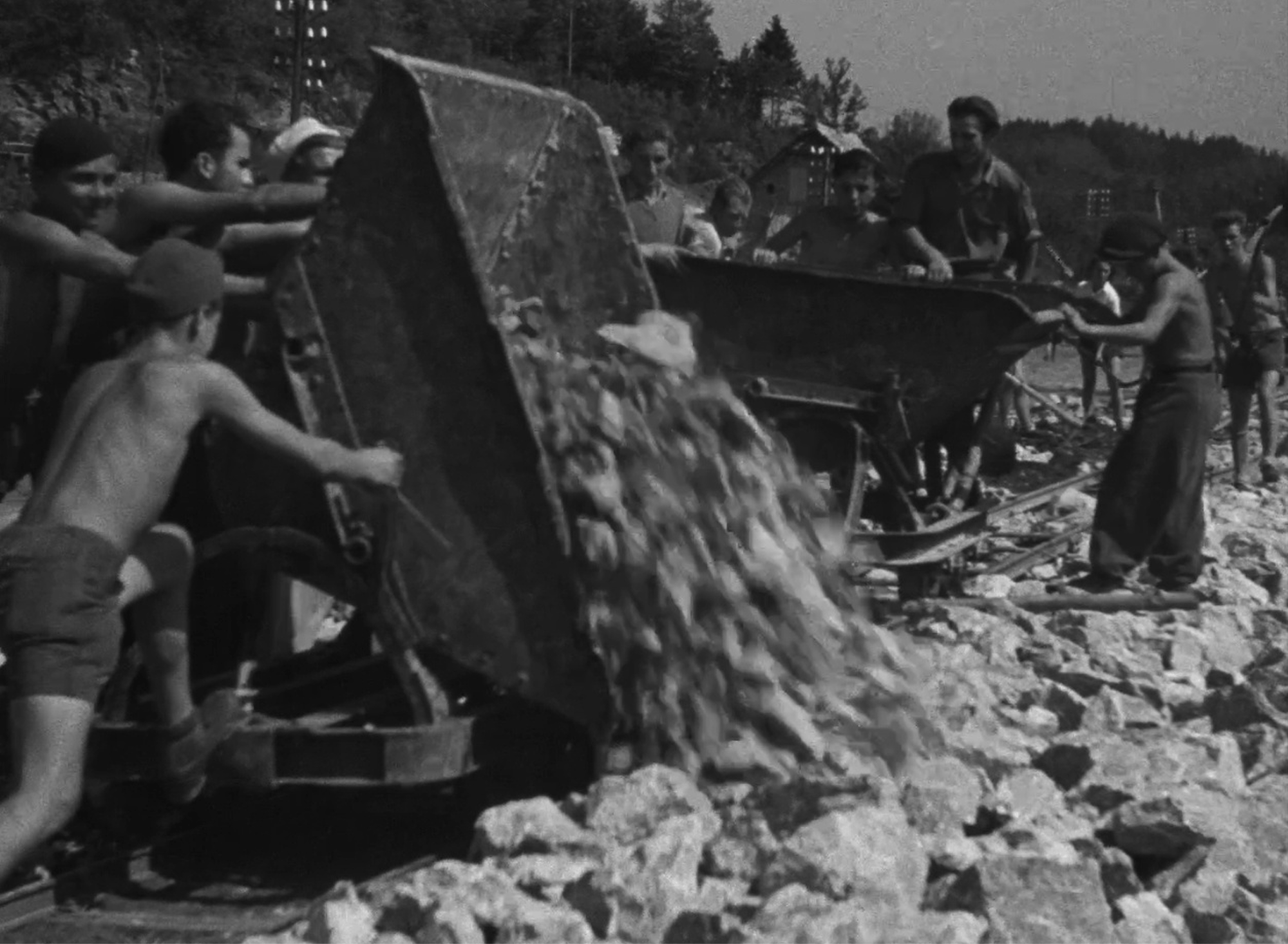 Kader iz filma Mladina gradi