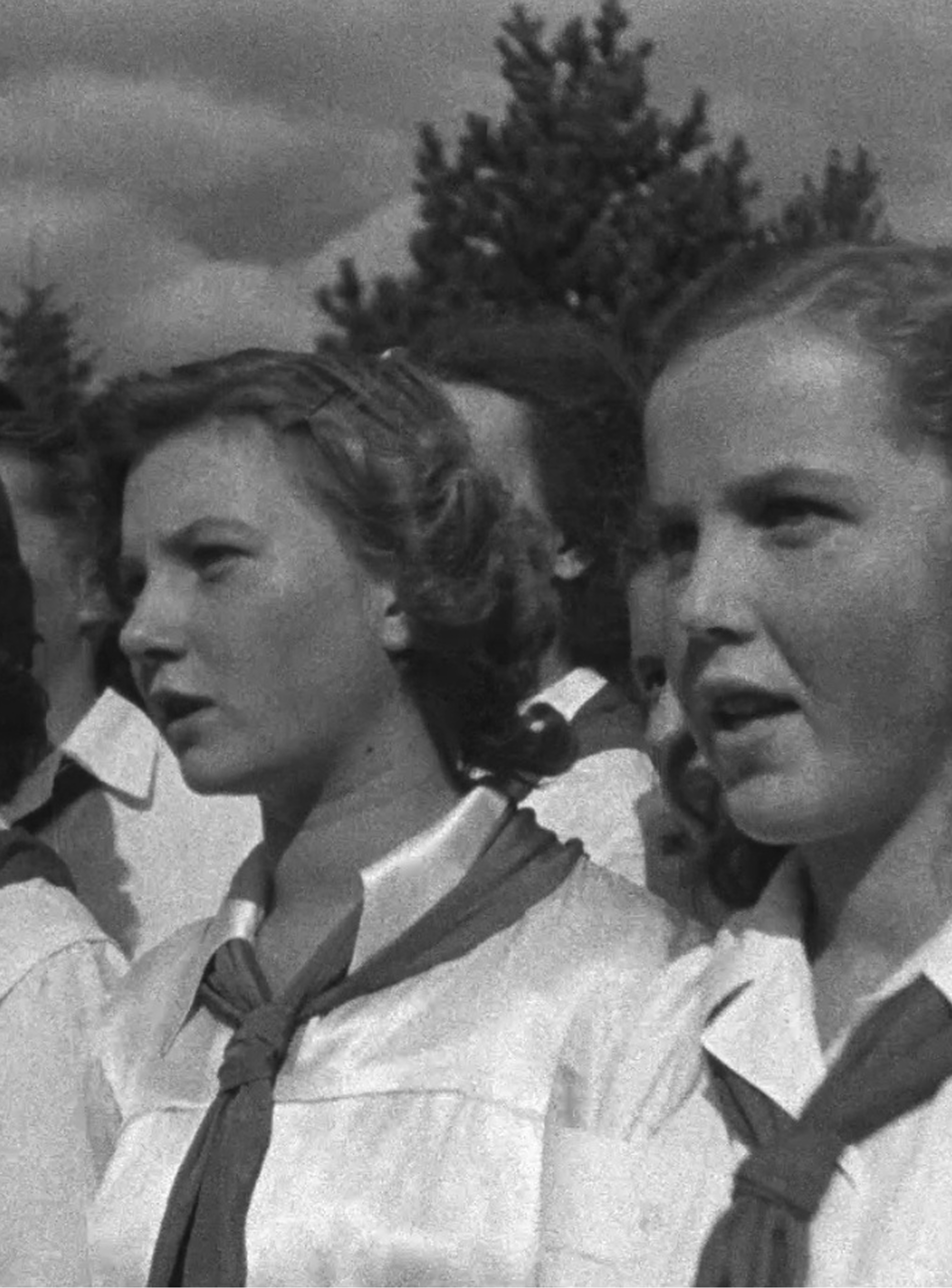 Kader iz filma Mladina gradi