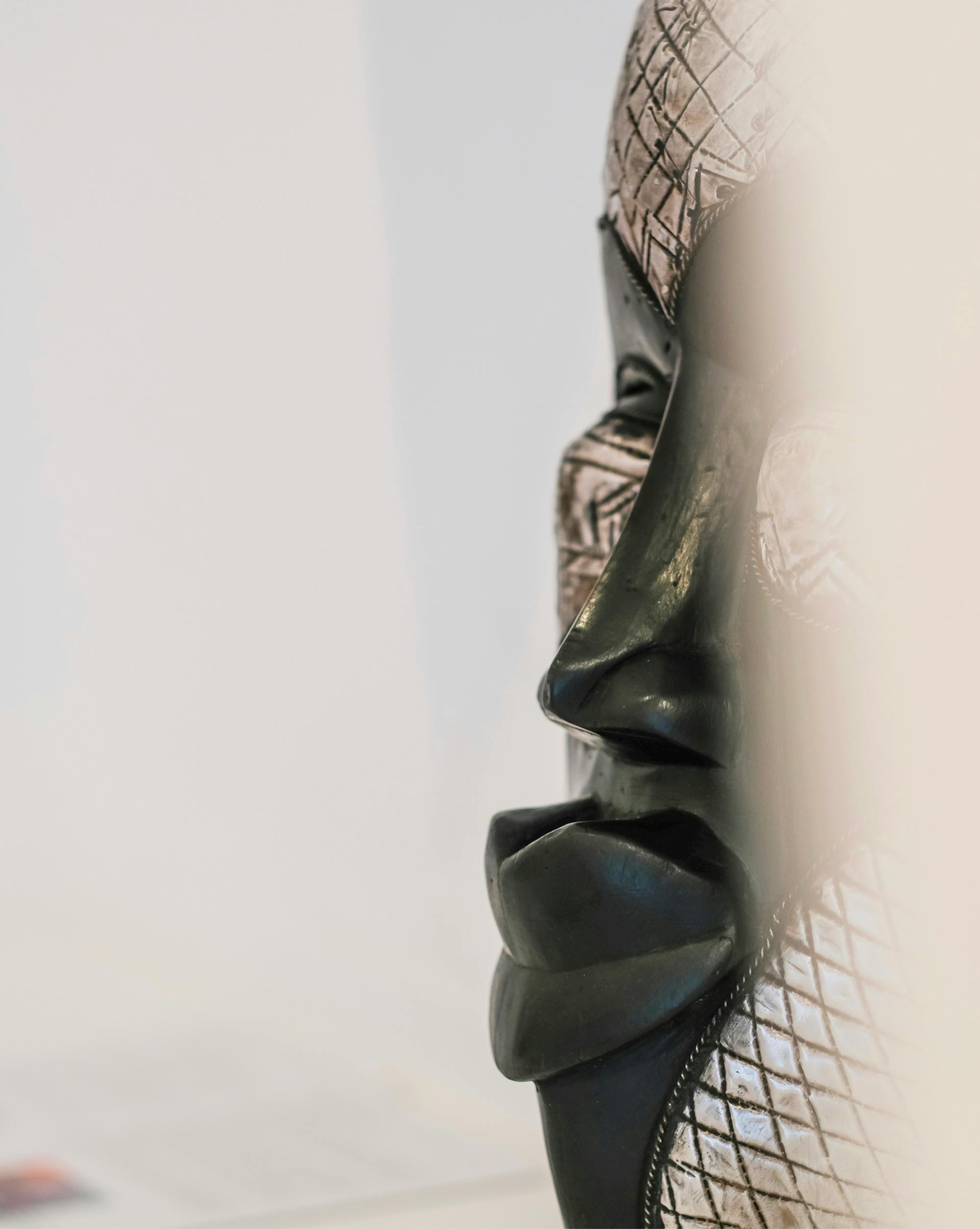 Črna maska, fotografirana od strani