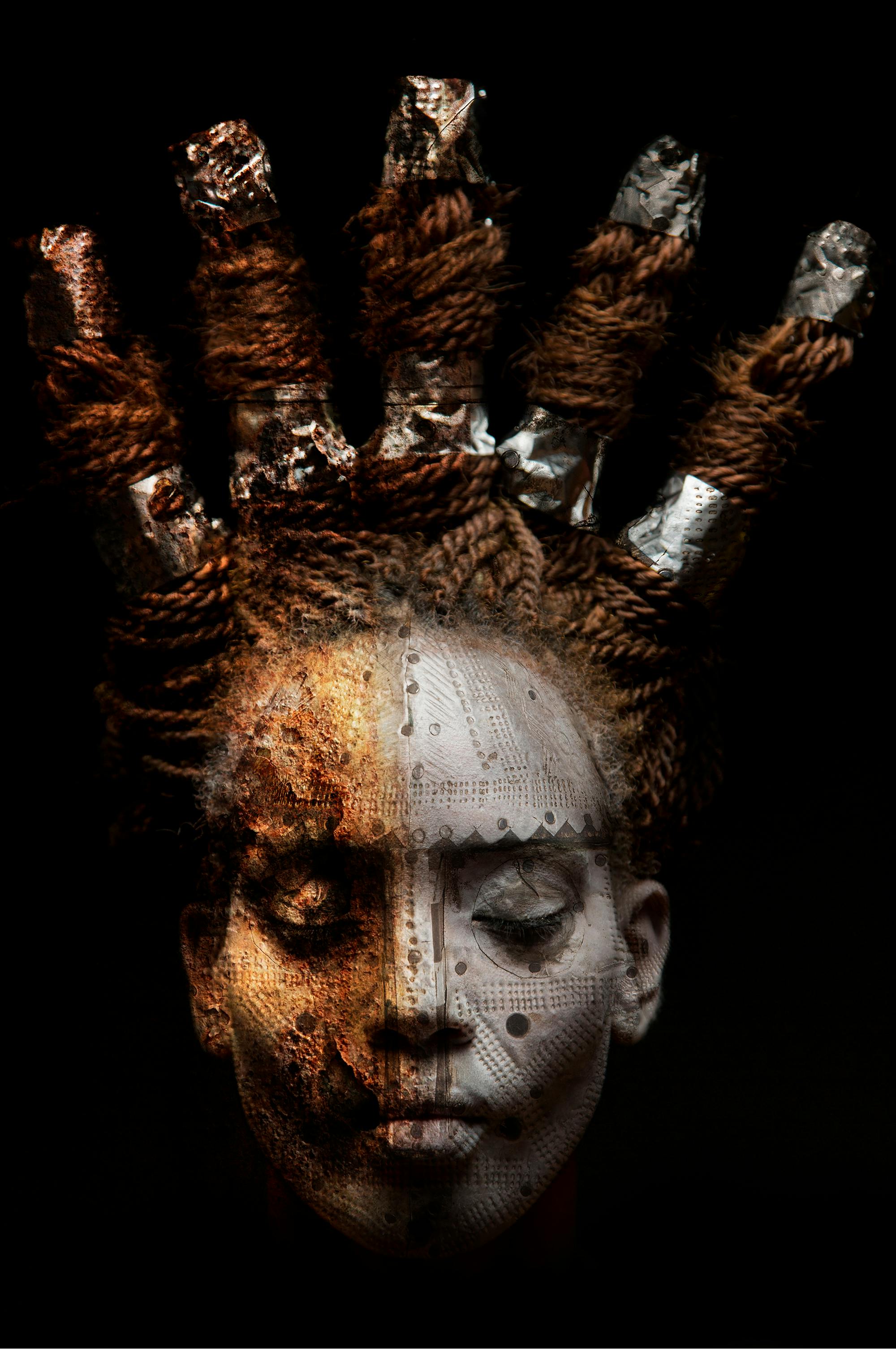 Rjavo-siva maska na človeškem obrazu