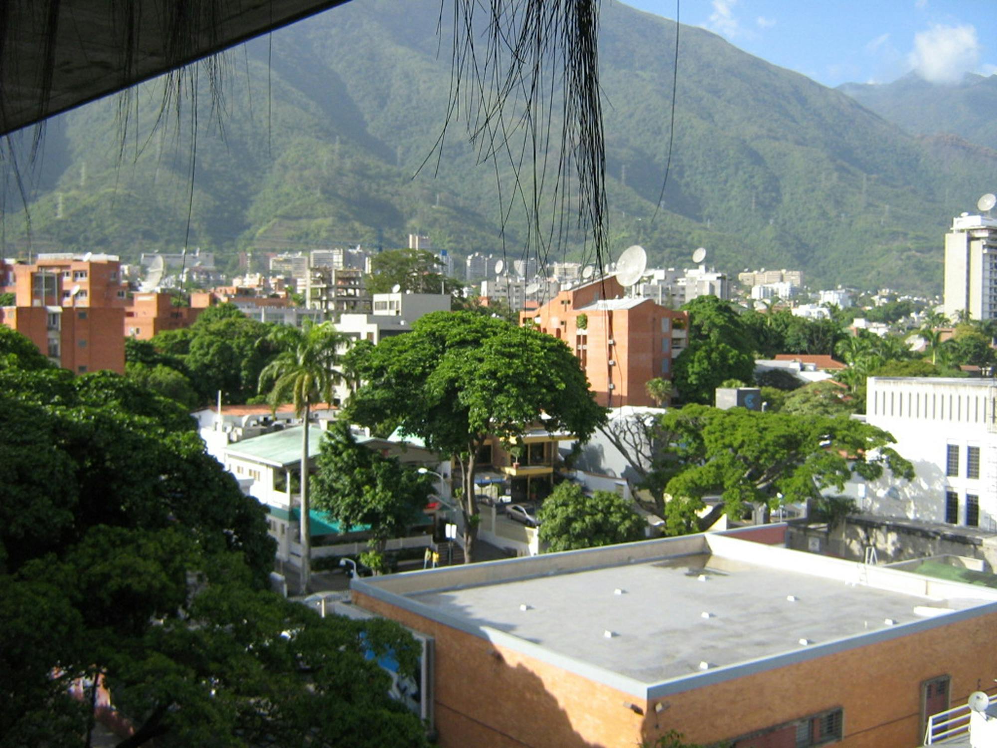 Strehe zgradb in narava v ozadju