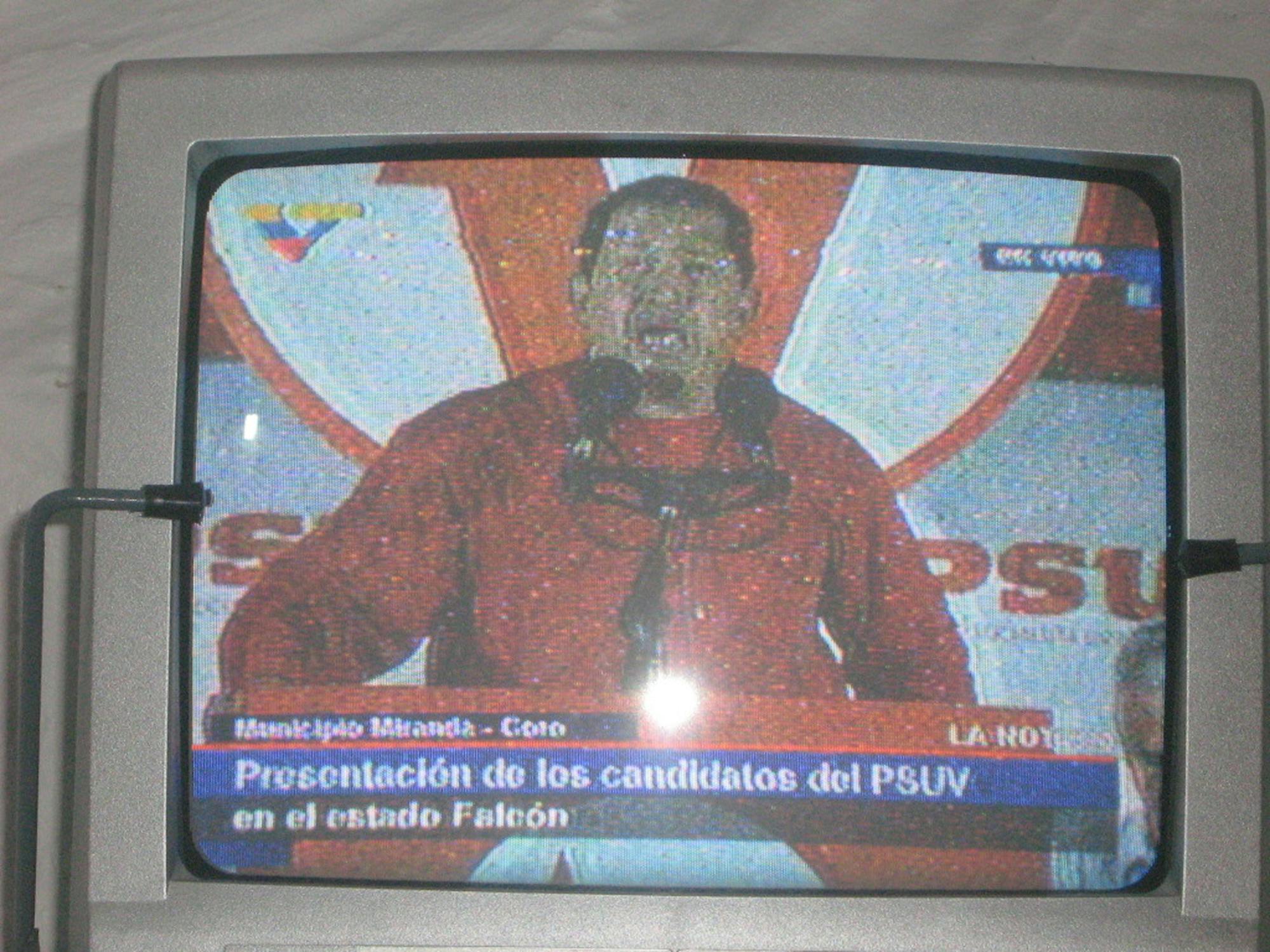 Fotografija televizije, na kateri je Hugo Chávez