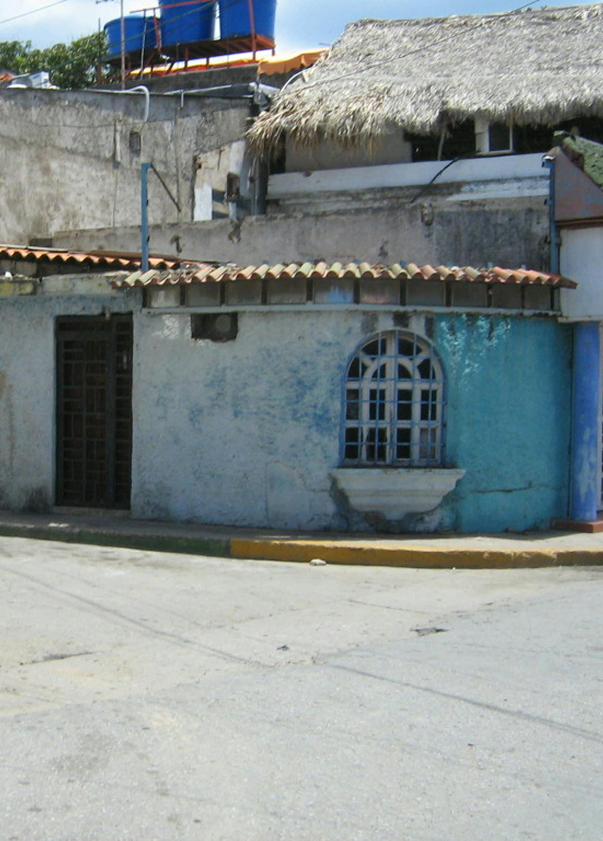 Isprano modra stavba s slamnato steho