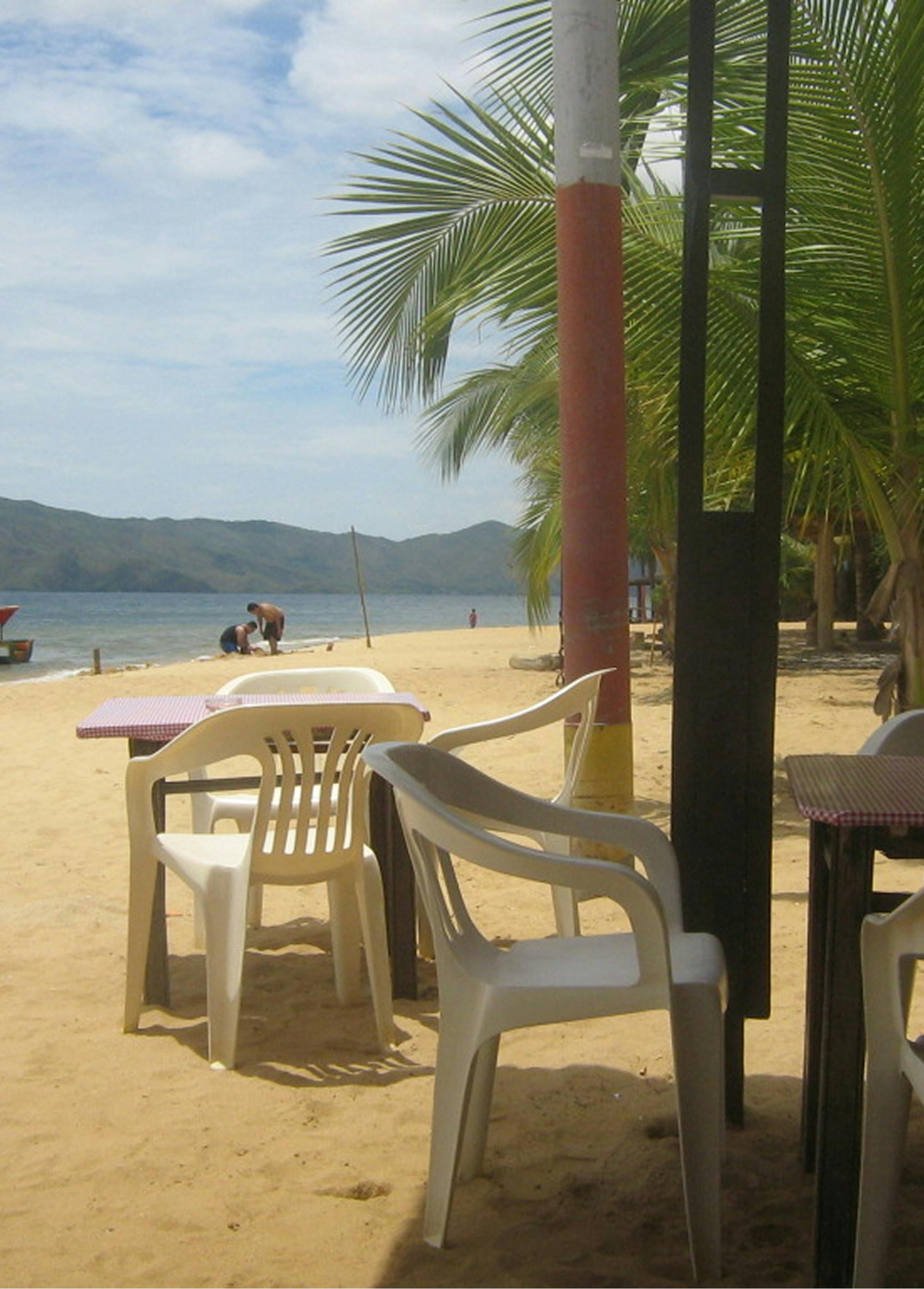 Plastični stoli na plaži