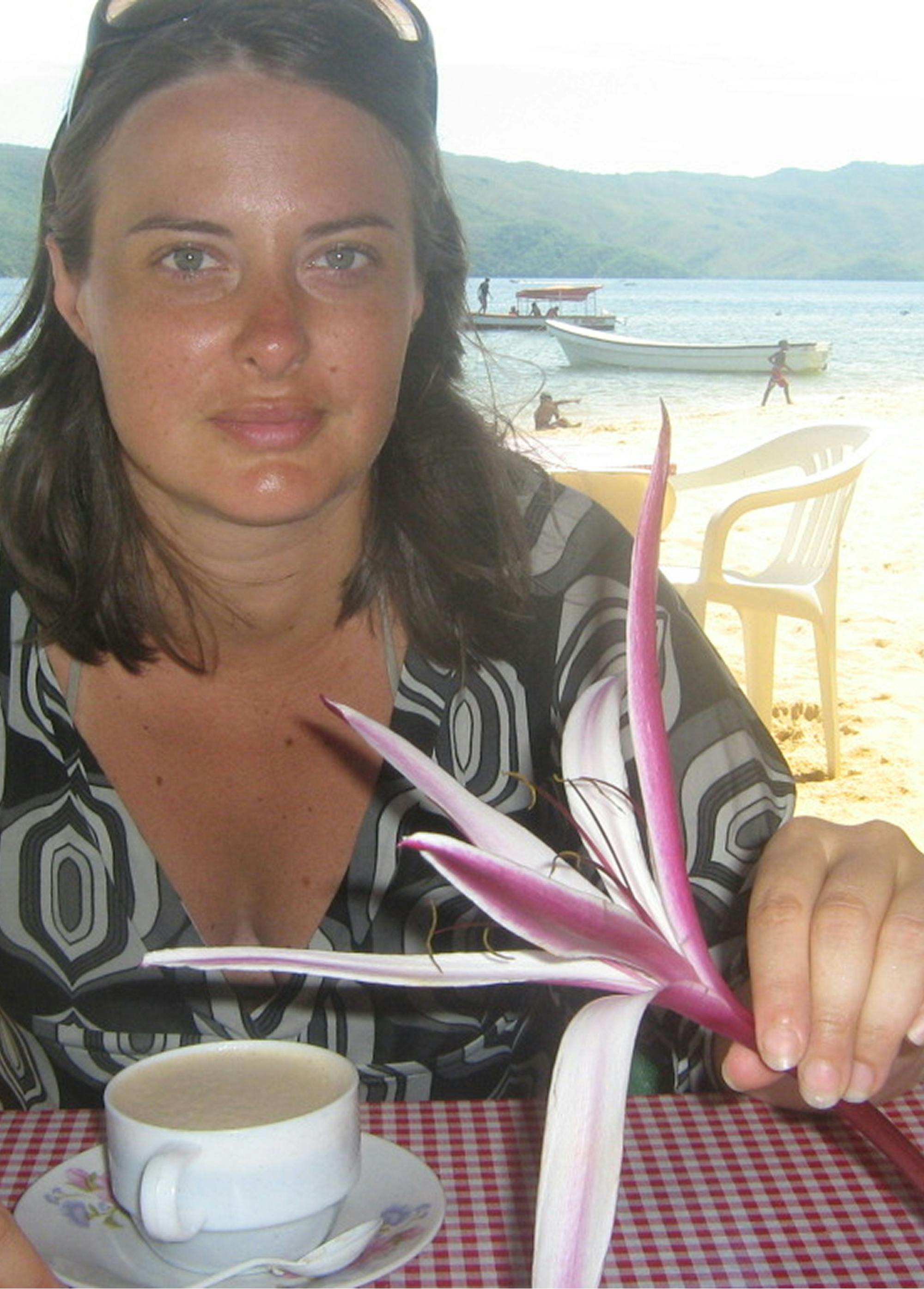 Irena s kavo na plaži