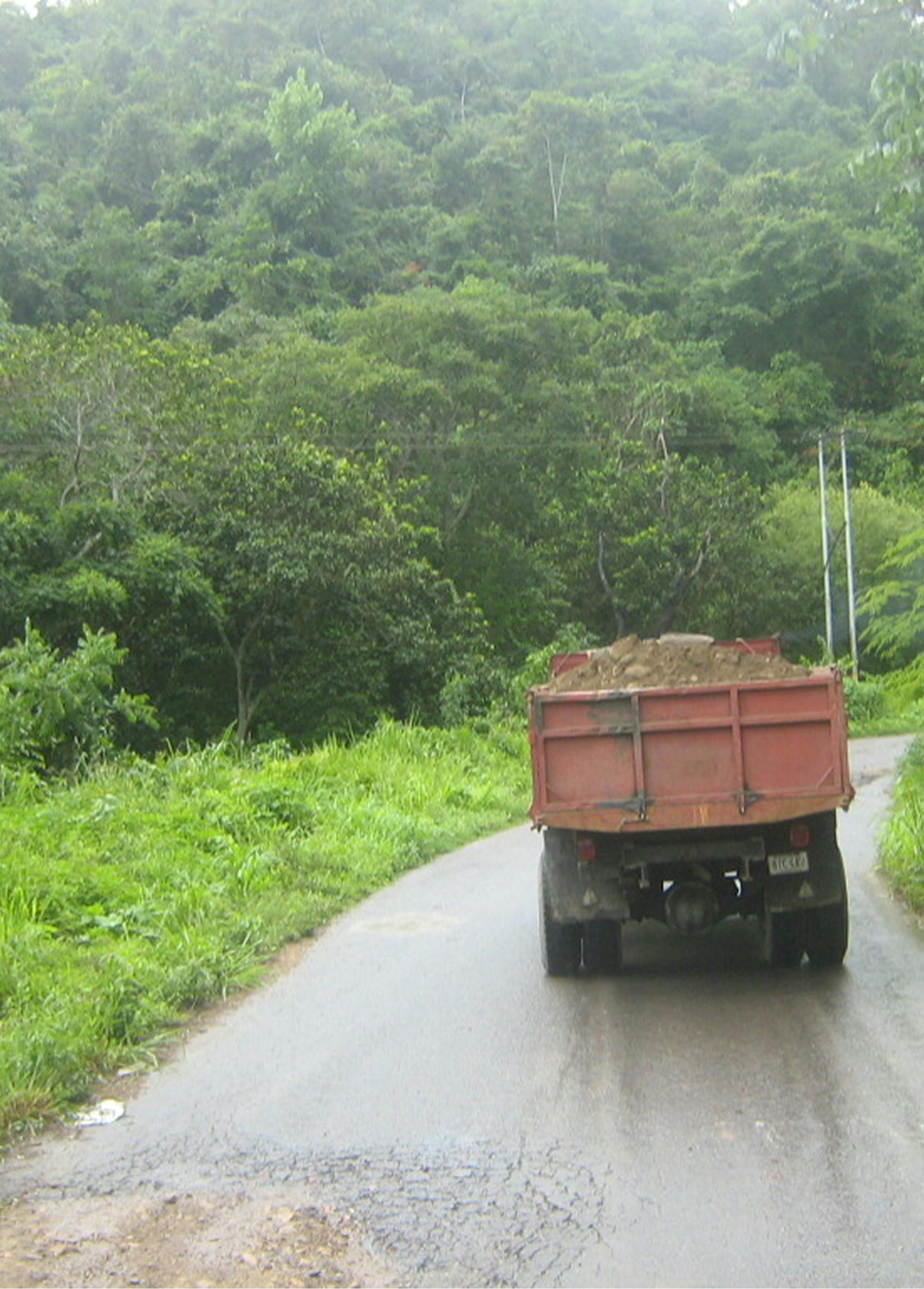 Tovornjak, ki prevaža zemljo