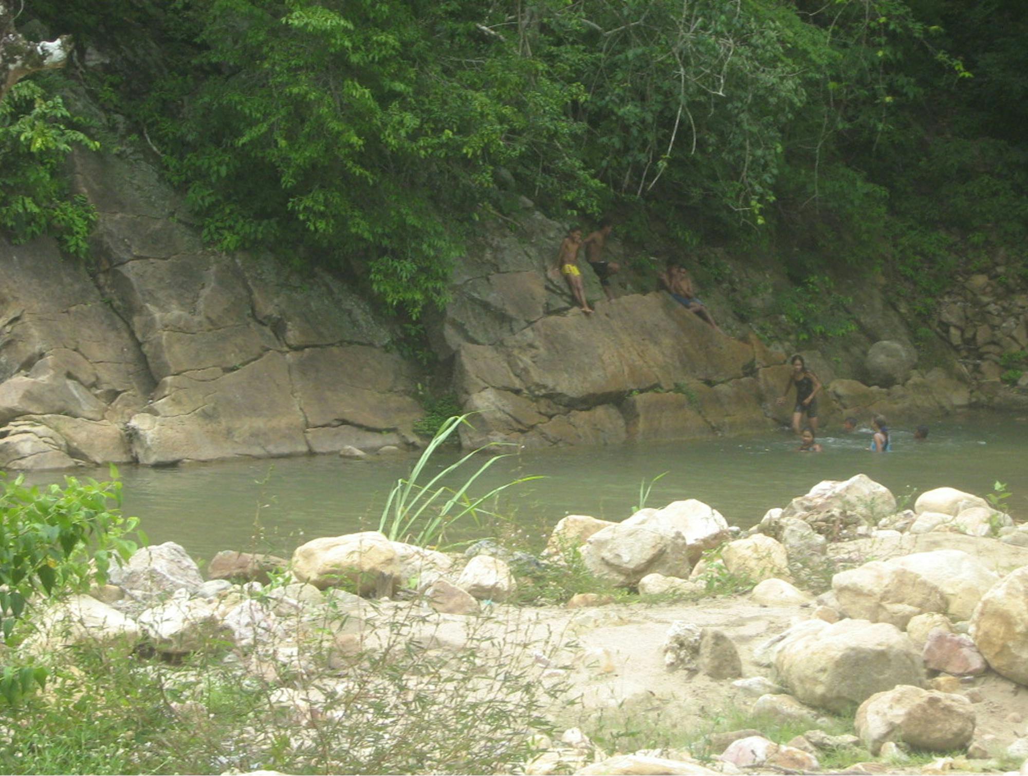 Otroci se kopajo v reki