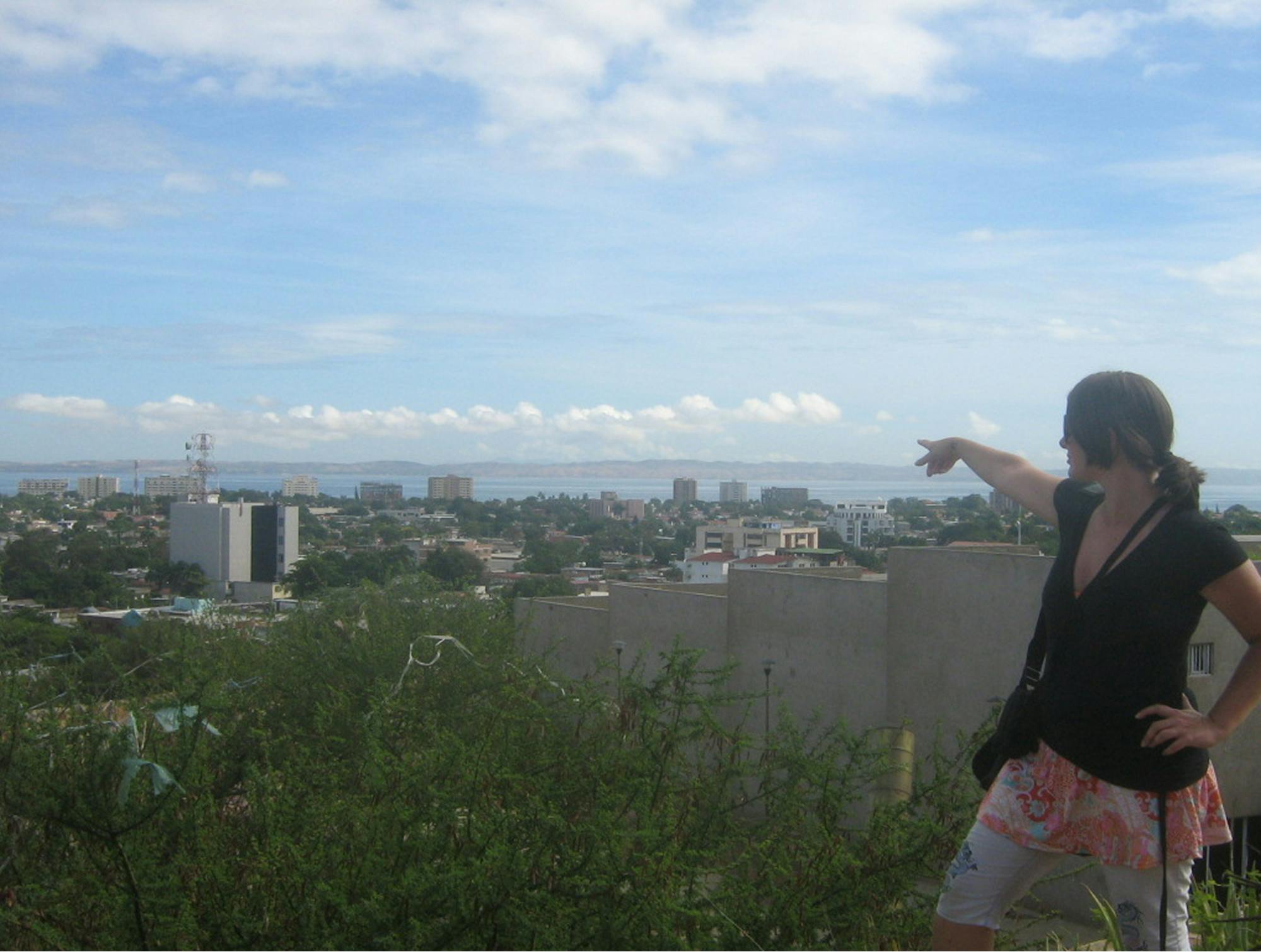 Irena, ki s prstom kaže na mesto