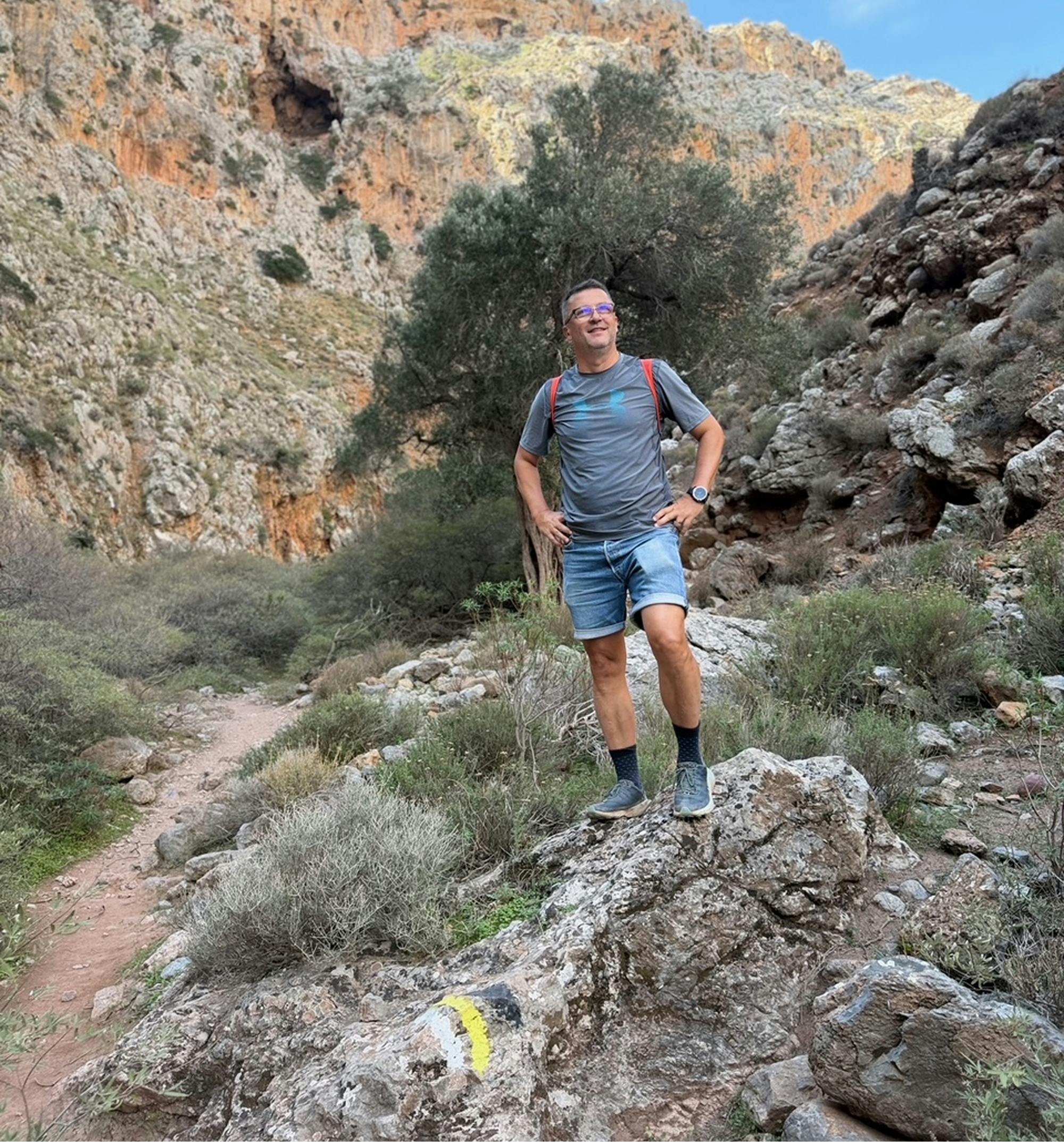 Samo Rugelj med hojo po skalnatem pobočju