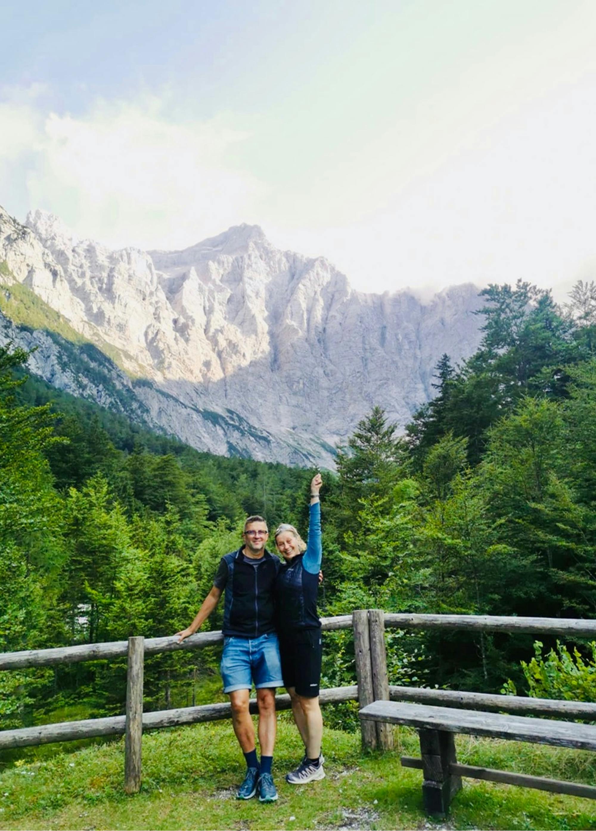 Samo Rugelj s partnerko v gorah