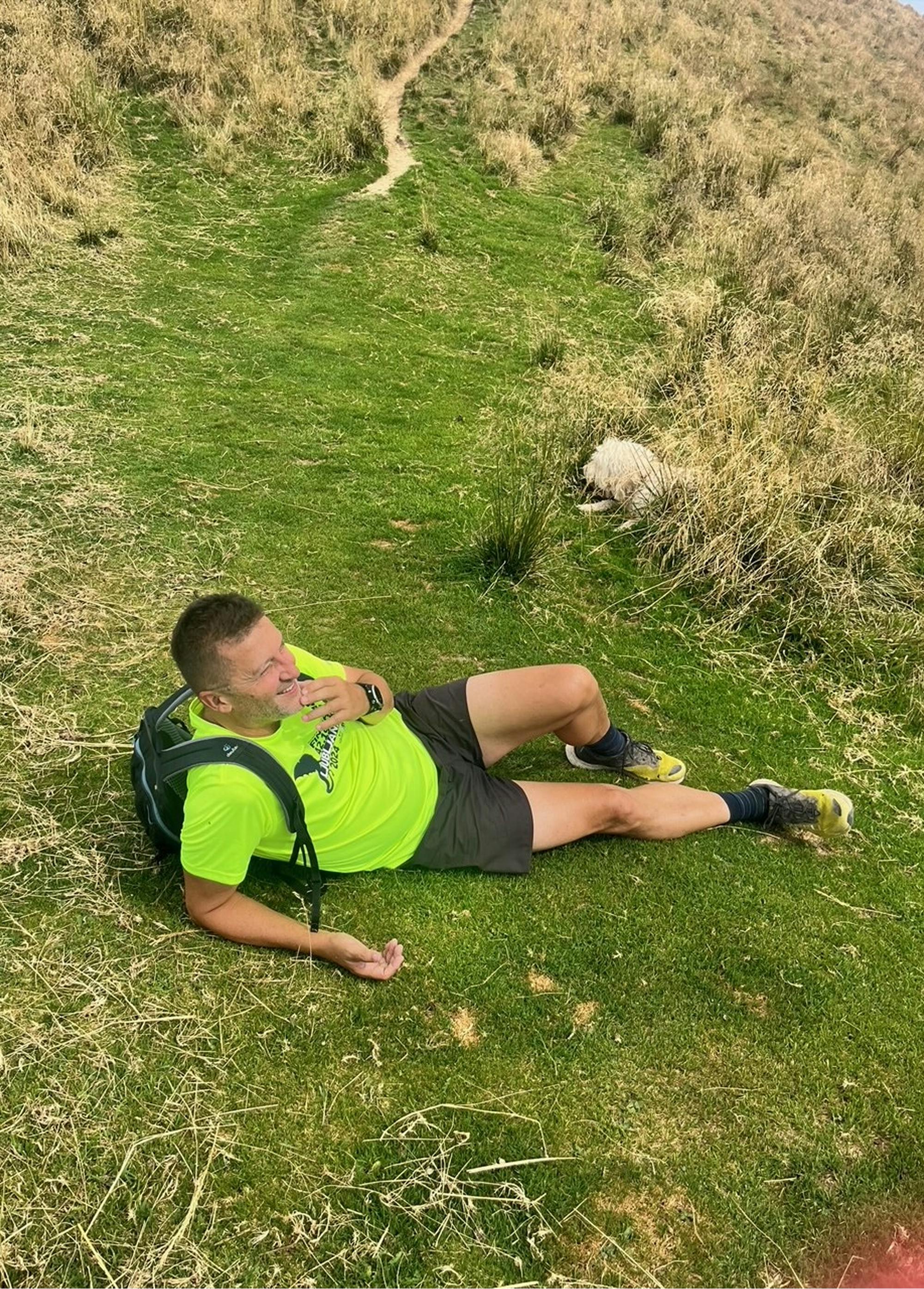 Samo Rugelj, ki leži v travi