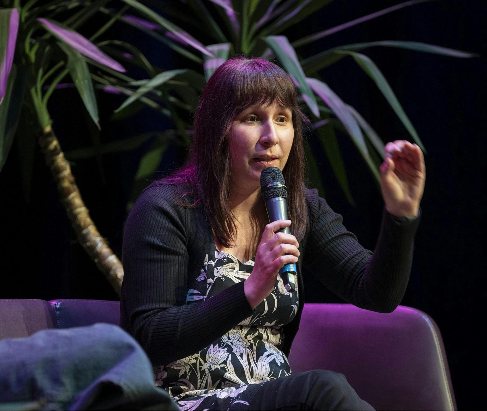 Biljana S. Crvenkovska, ki govori v mikrofon