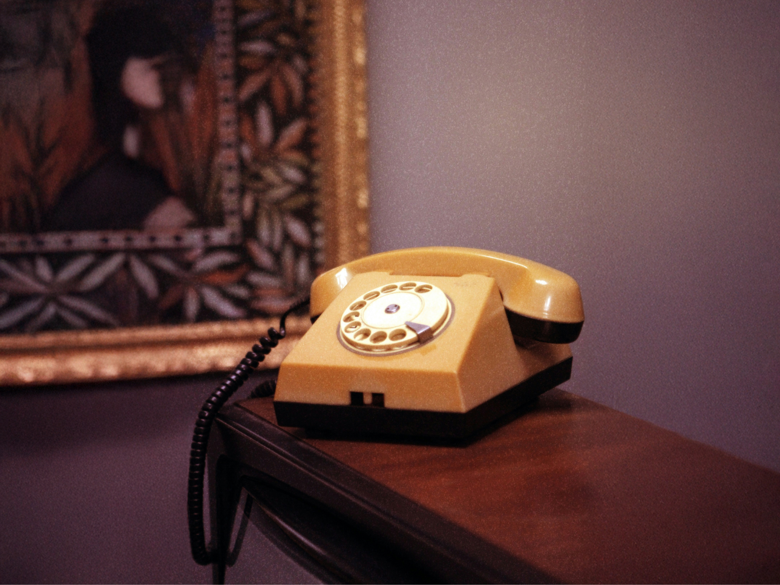 Star rumen stacionarni telefon na leseni polici