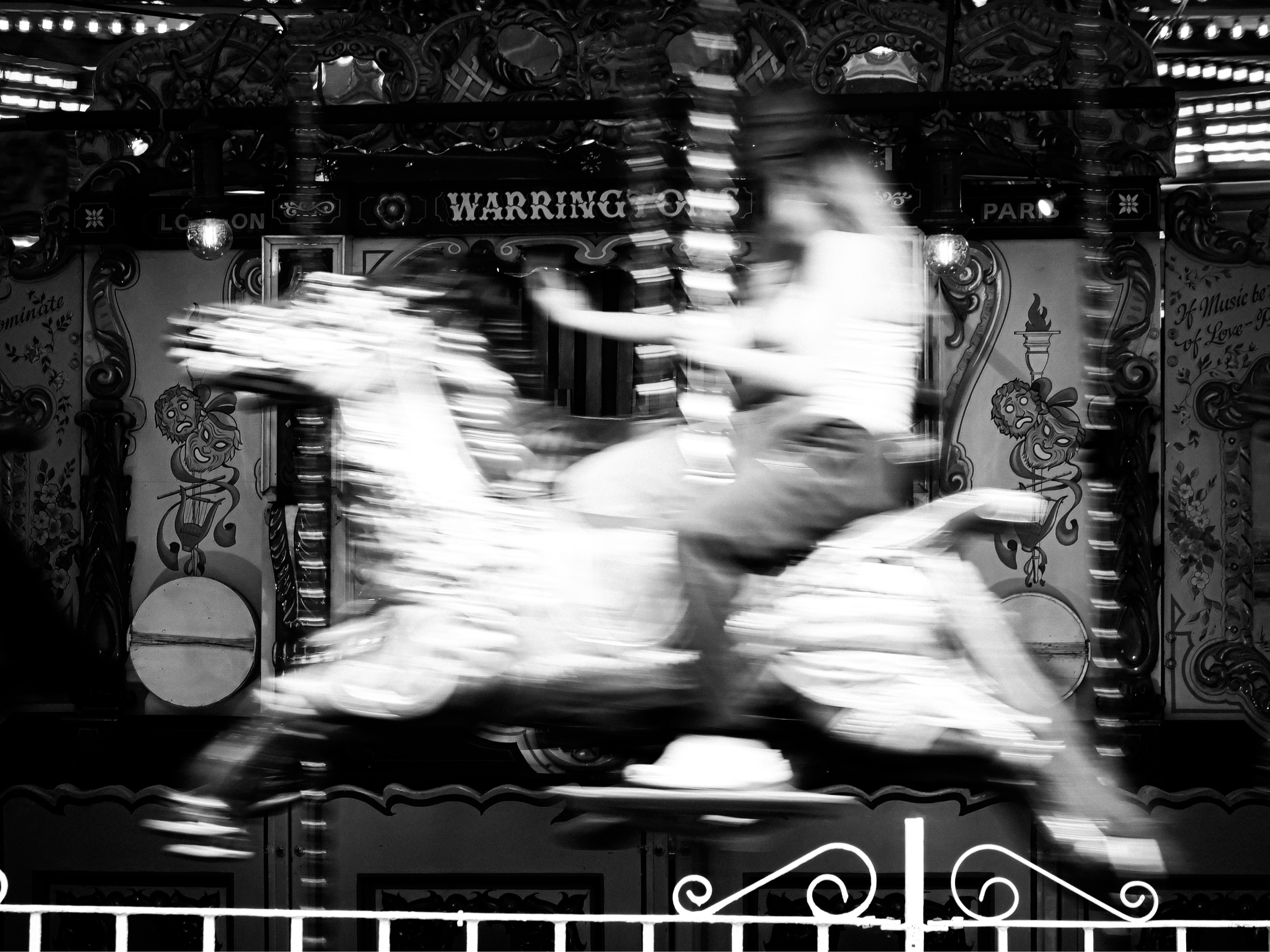 Črno-bela fotografija vožnje na koničku v zabaviščnem parku