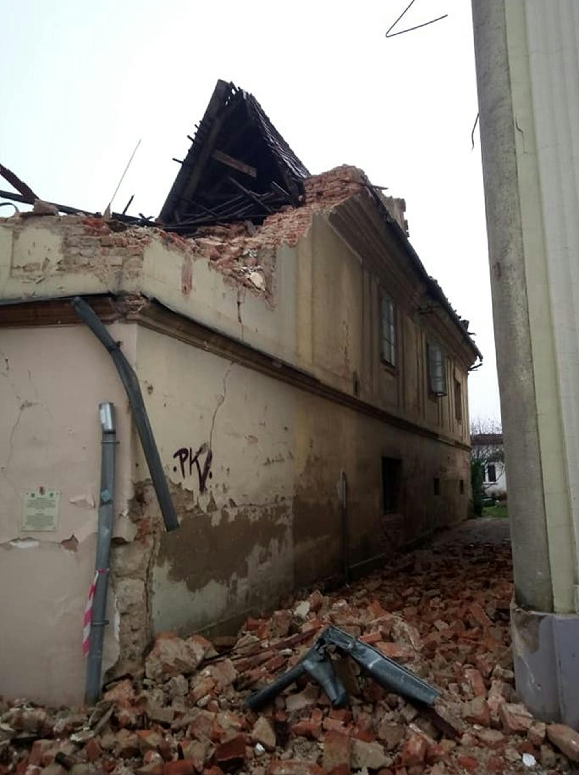 Napol porušena hiša