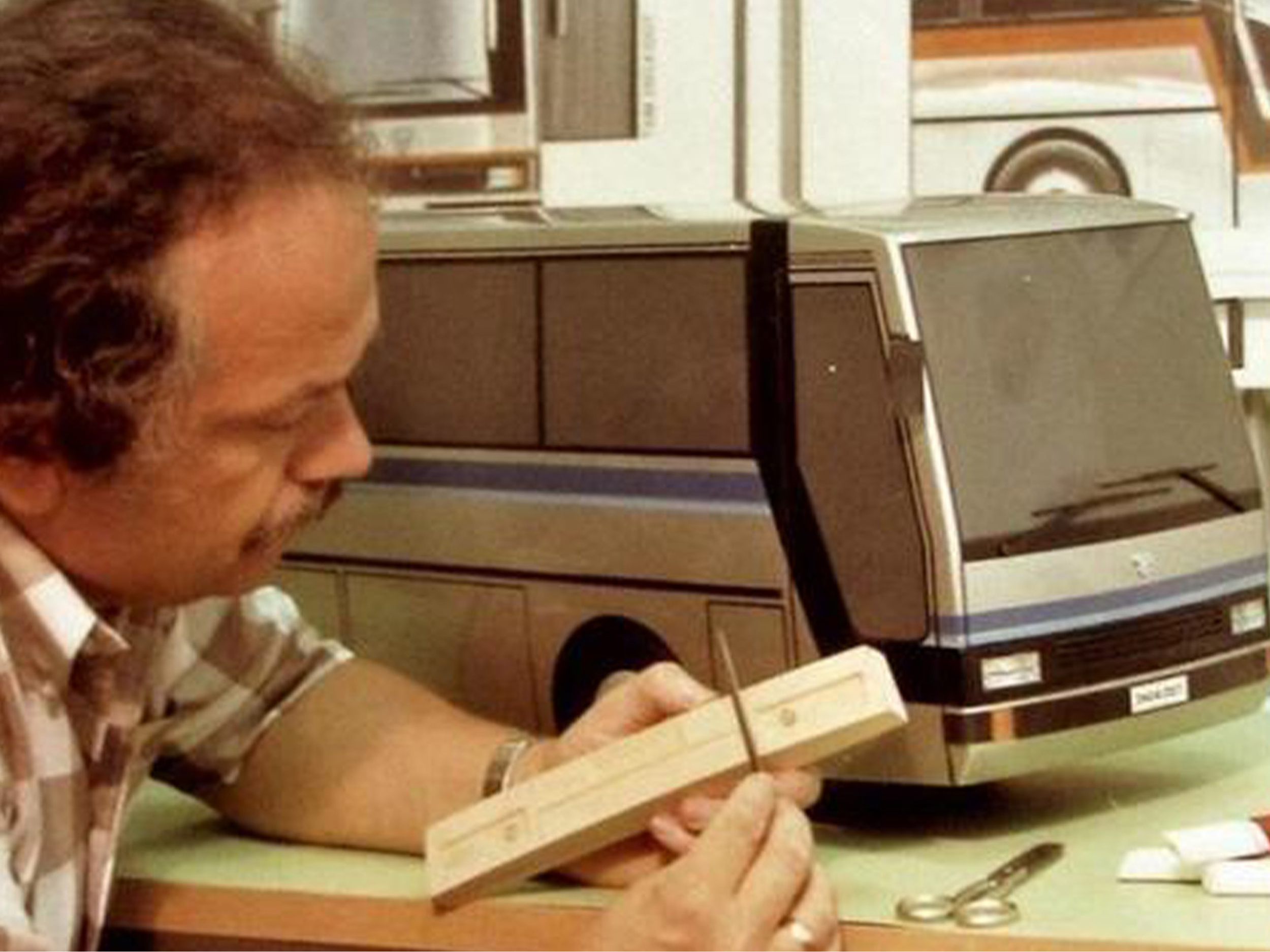 Moški, ki sedi zraven makete avtobusa