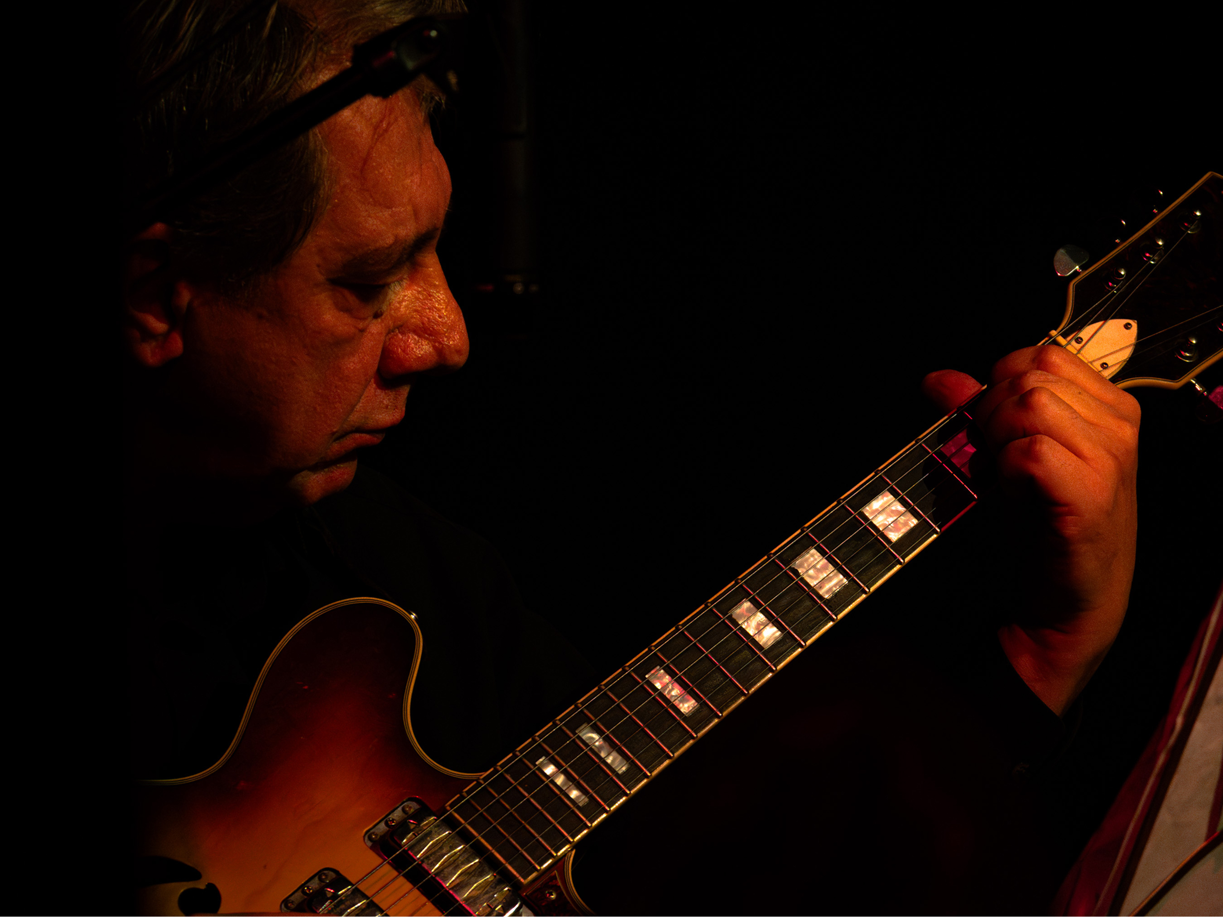 Mitja Vrhovnik Smrekar med igranjem kitare