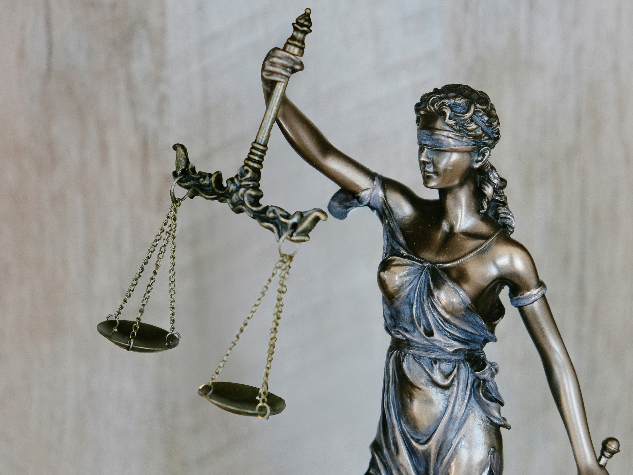 Ženski kip s tehtnico v roki